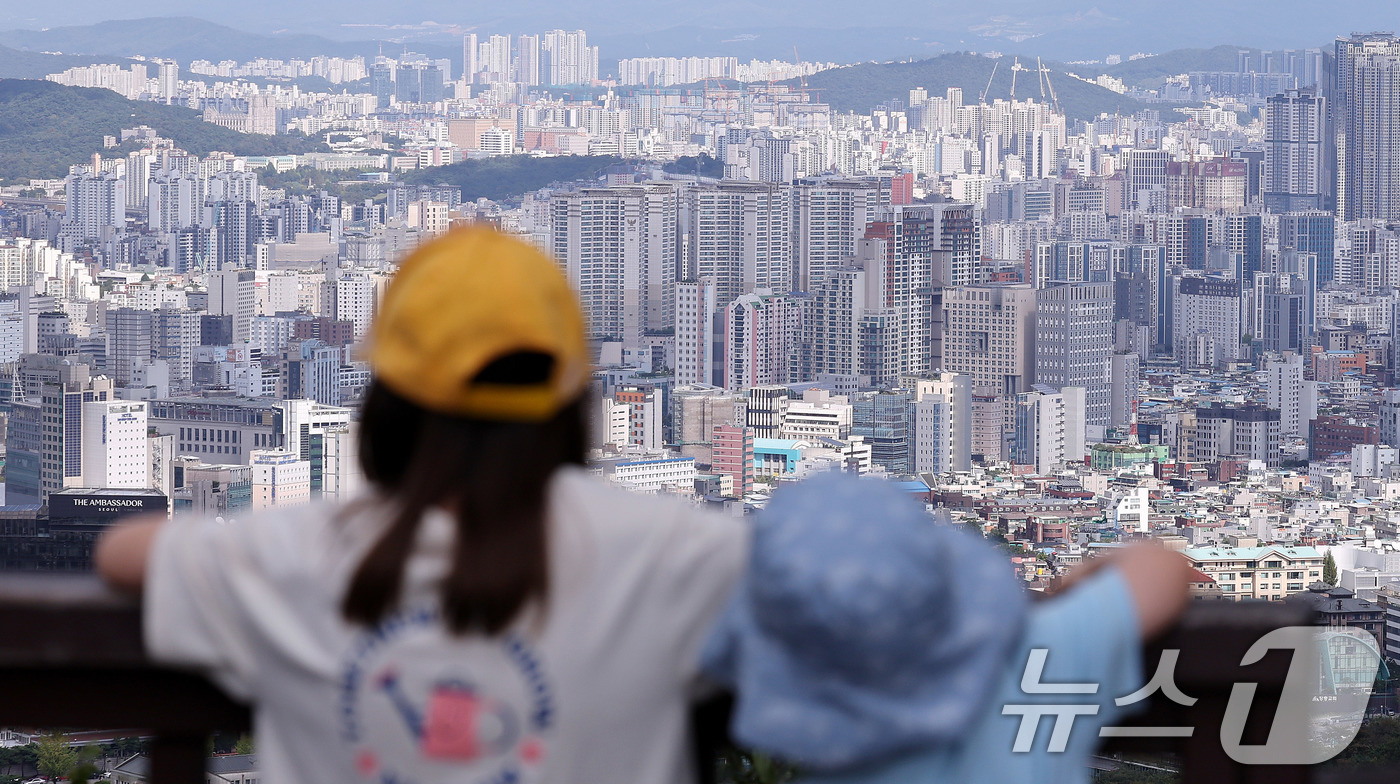 (서울=뉴스1) 박지혜 기자 = 25일 서울 남산을 찾은 관광객들이 시내와 아파트단지를 바라보고 있다.향후 집값 상승을 기대하는 심리가 4개월 연속으로 커져 2년 11개월 만에 최 …