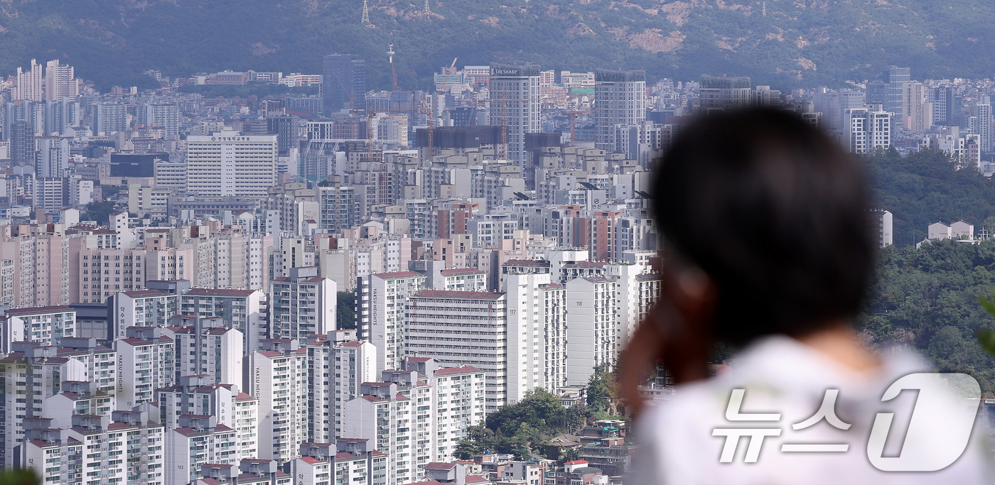 (서울=뉴스1) 박지혜 기자 = 25일 서울 남산을 찾은 관광객이 시내와 아파트단지를 바라보고 있다.향후 집값 상승을 기대하는 심리가 4개월 연속으로 커져 2년 11개월 만에 최고 …