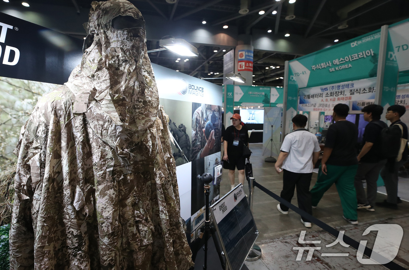 (고양=뉴스1) 임세영 기자 = 25일 경기 고양시 일산서구 킨텍스에서 열린 제6회 대한민국방위산업전(DX KOREA 2024)에 외장복이 전시되어 있다. 2024.9.25/뉴스1 …