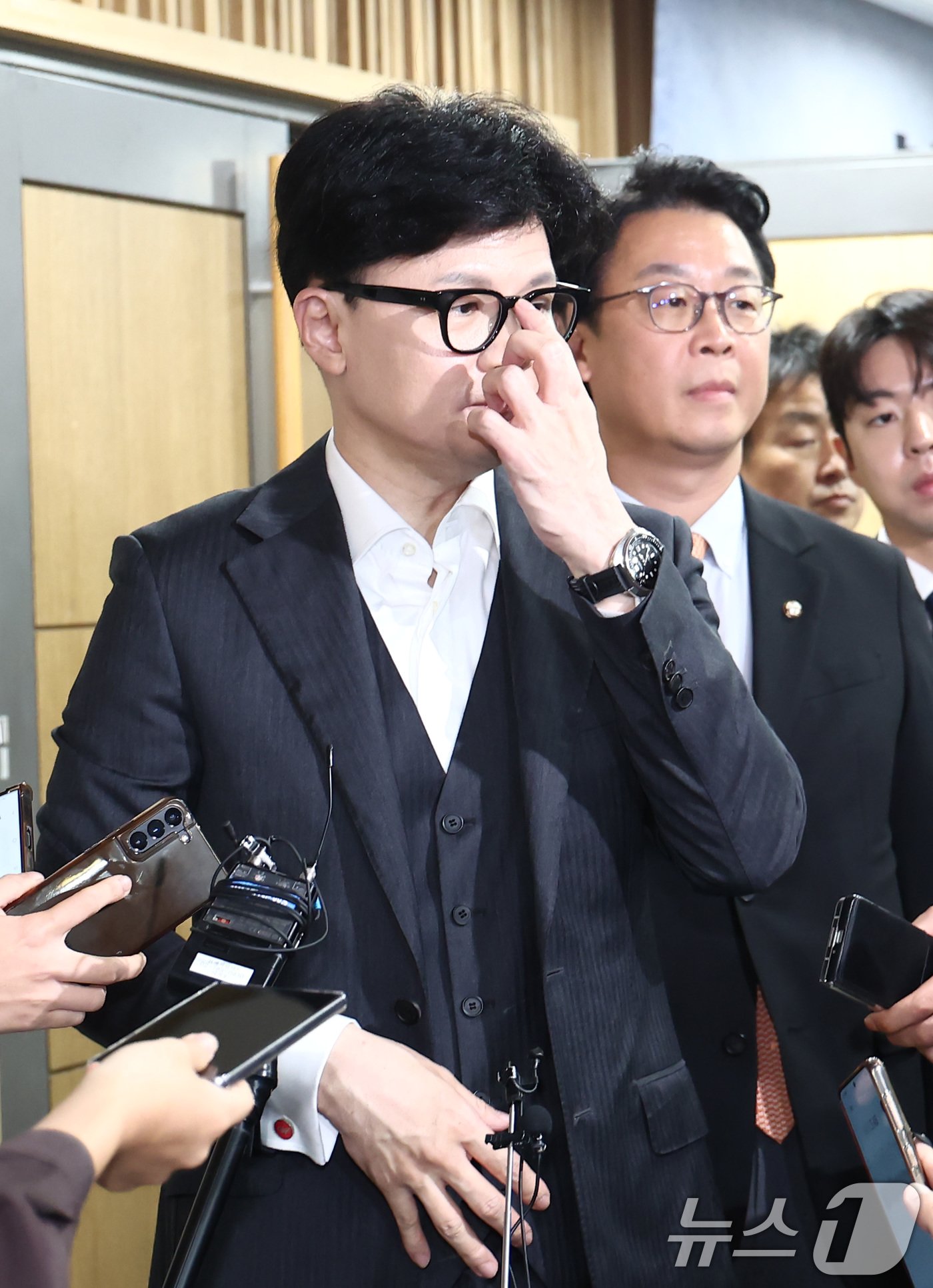 본문 이미지 - 한동훈 국민의힘 대표가 25일 오후 서울 여의도 국회 의원회관에서 취재진 질의를 듣고 있다. 2024.9.25/뉴스1 ⓒ News1 김민지 기자