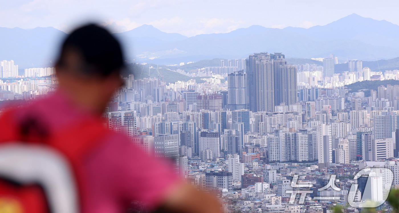 (서울=뉴스1) 박지혜 기자 = 25일 서울 남산을 찾은 관광객이 시내와 아파트단지를 바라보고 있다.향후 집값 상승을 기대하는 심리가 4개월 연속으로 커져 2년 11개월 만에 최고 …