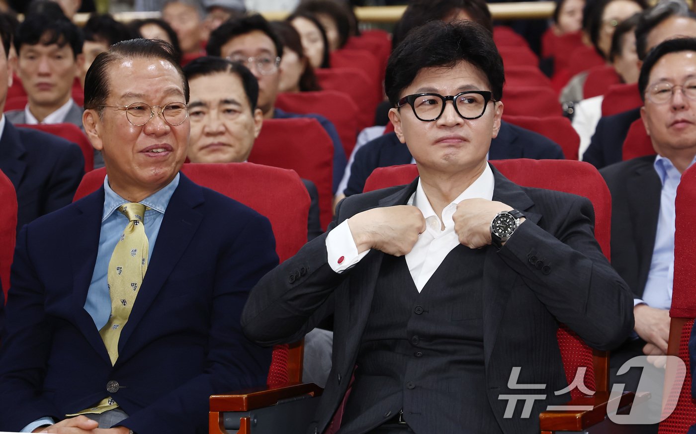 한동훈 국민의힘 대표가 25일 오후 서울 여의도 국회 의원회관에서 열린 &#39;북한 그리고 통일 포럼 제2차 세미나 분단 79년을 돌아본다&#39;에서 옷 매무새를 정리하고 있다. 2024.9.25/뉴스1 ⓒ News1 김민지 기자