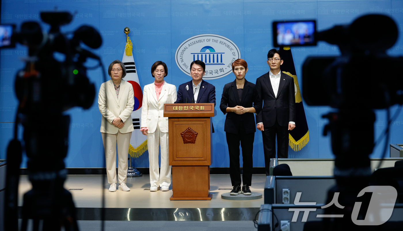 (서울=뉴스1) 안은나 기자 = 안철수 국민의힘 딥페이크 디지털 성범죄 대응 특별위원회 위원장이 25일 서울 여의도 국회 소통관에서 특위 차원의 1차 딥페이크 근절 대책을 발표하고 …