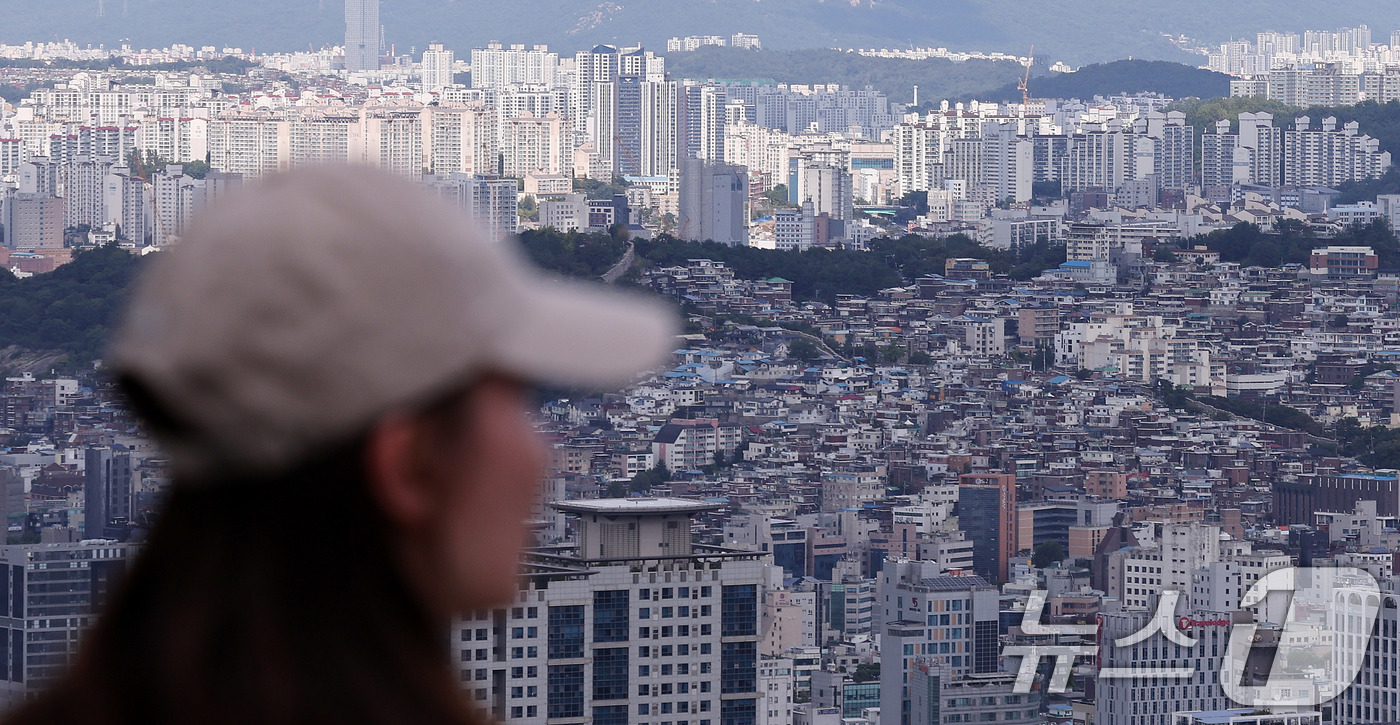 (서울=뉴스1) 박지혜 기자 = 25일 서울 남산을 찾은 관광객이 시내와 아파트단지를 바라보고 있다.향후 집값 상승을 기대하는 심리가 4개월 연속으로 커져 2년 11개월 만에 최고 …