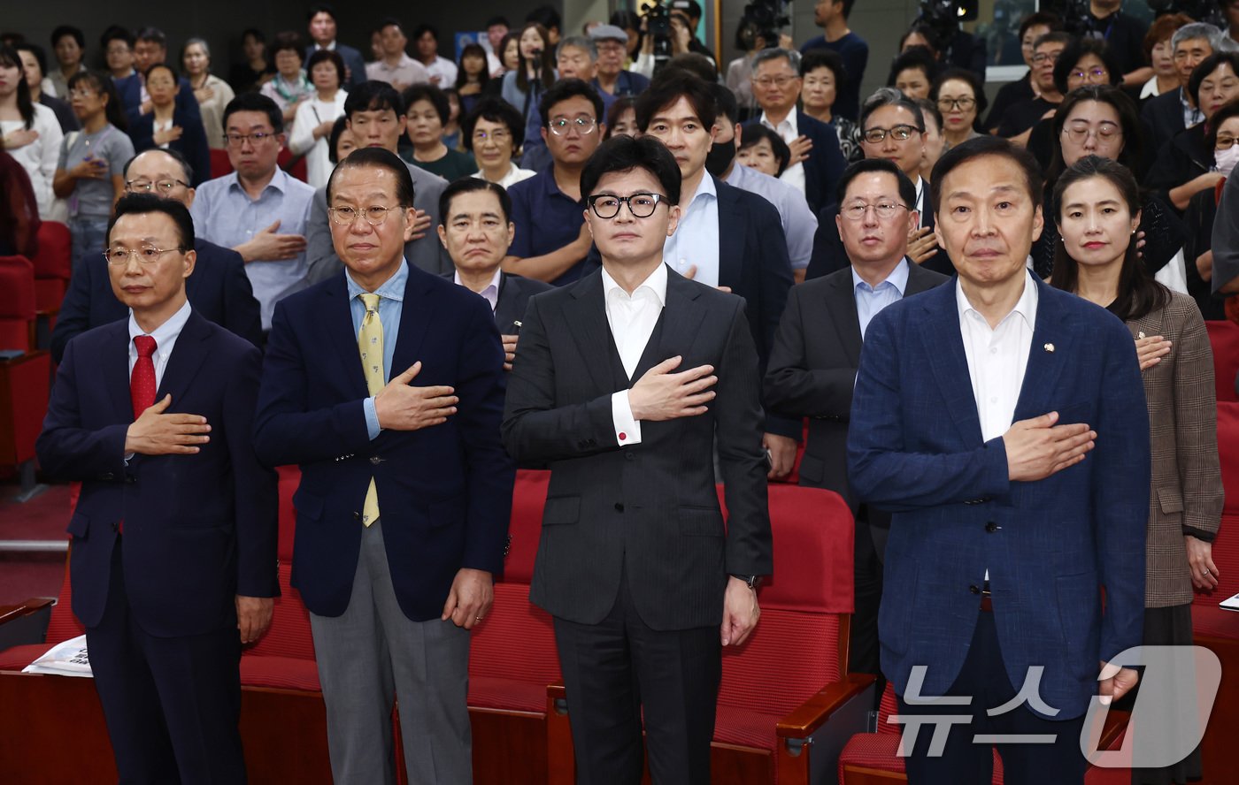 한동훈 국민의힘 대표가 25일 오후 서울 여의도 국회 의원회관에서 열린 &#39;북한 그리고 통일 포럼 제2차 세미나 분단 79년을 돌아본다&#39;에서 주호영 국회부의장, 권영세 의원 등과 국민의례를 하고 있다. 2024.9.25/뉴스1 ⓒ News1 김민지 기자