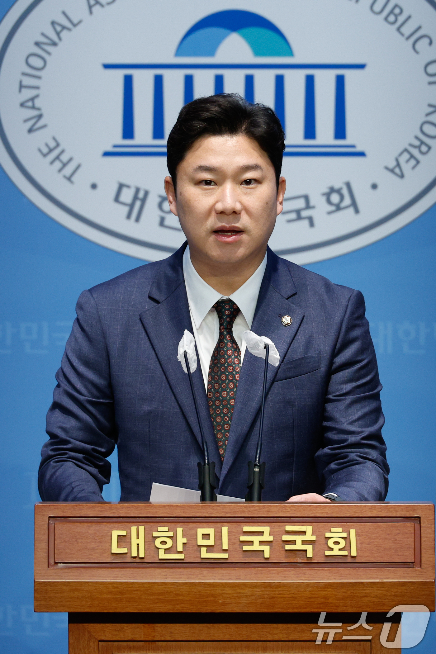 (서울=뉴스1) 안은나 기자 = 진종오 국민의힘 의원이 25일 서울 여의도 국회 소통관에서 대한체육회, 대한축구협회, 대한배드민턴협회 부정·비리 내용을 지적하며 기자회견을 하고 있 …