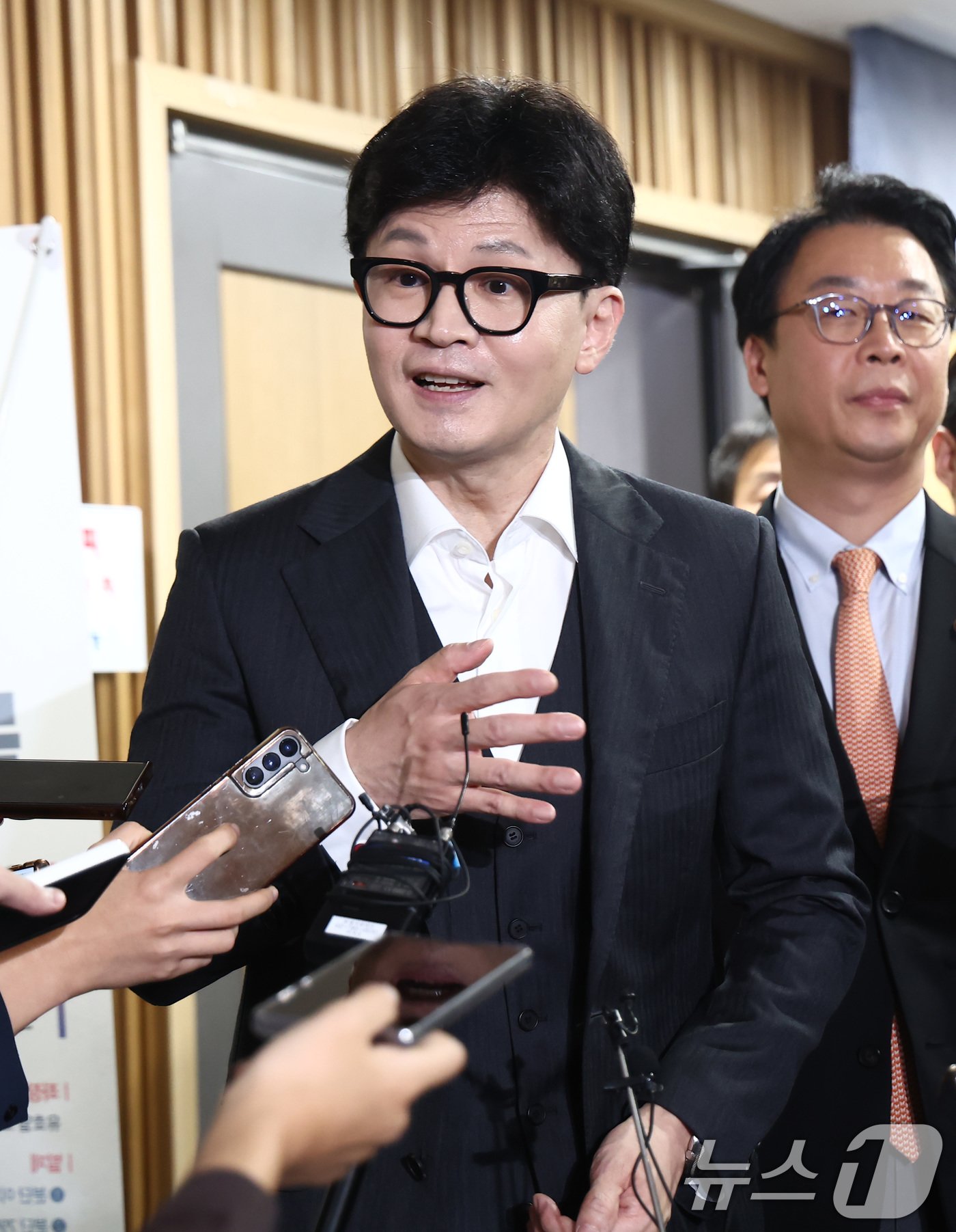 본문 이미지 - 한동훈 국민의힘 대표가 25일 오후 서울 여의도 국회 의원회관에서 취재진 질의에 답변하고 있다. 2024.9.25/뉴스1 ⓒ News1 김민지 기자