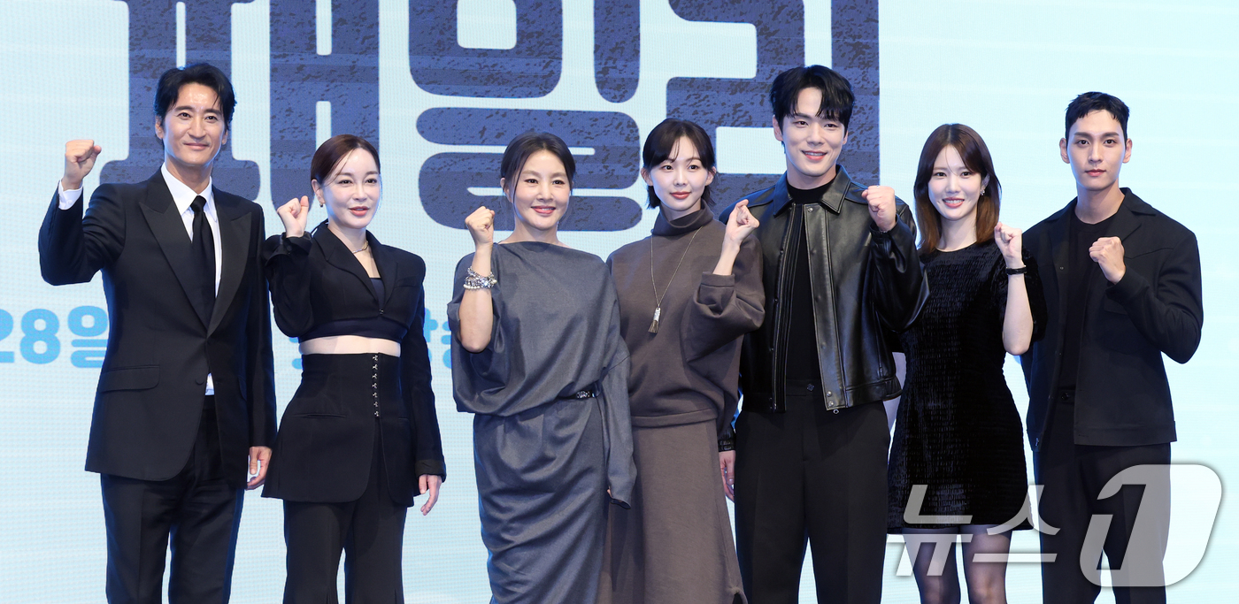 (서울=뉴스1) 황기선 기자 = 25일 오후 서울 구로구 더세인트웨딩에서 열린 KBS2 특별기획 주말드라마 다리미 패밀리 제작발표회에서 출연 배우들이 포즈를 취하고 있다.왼쪽부터 …