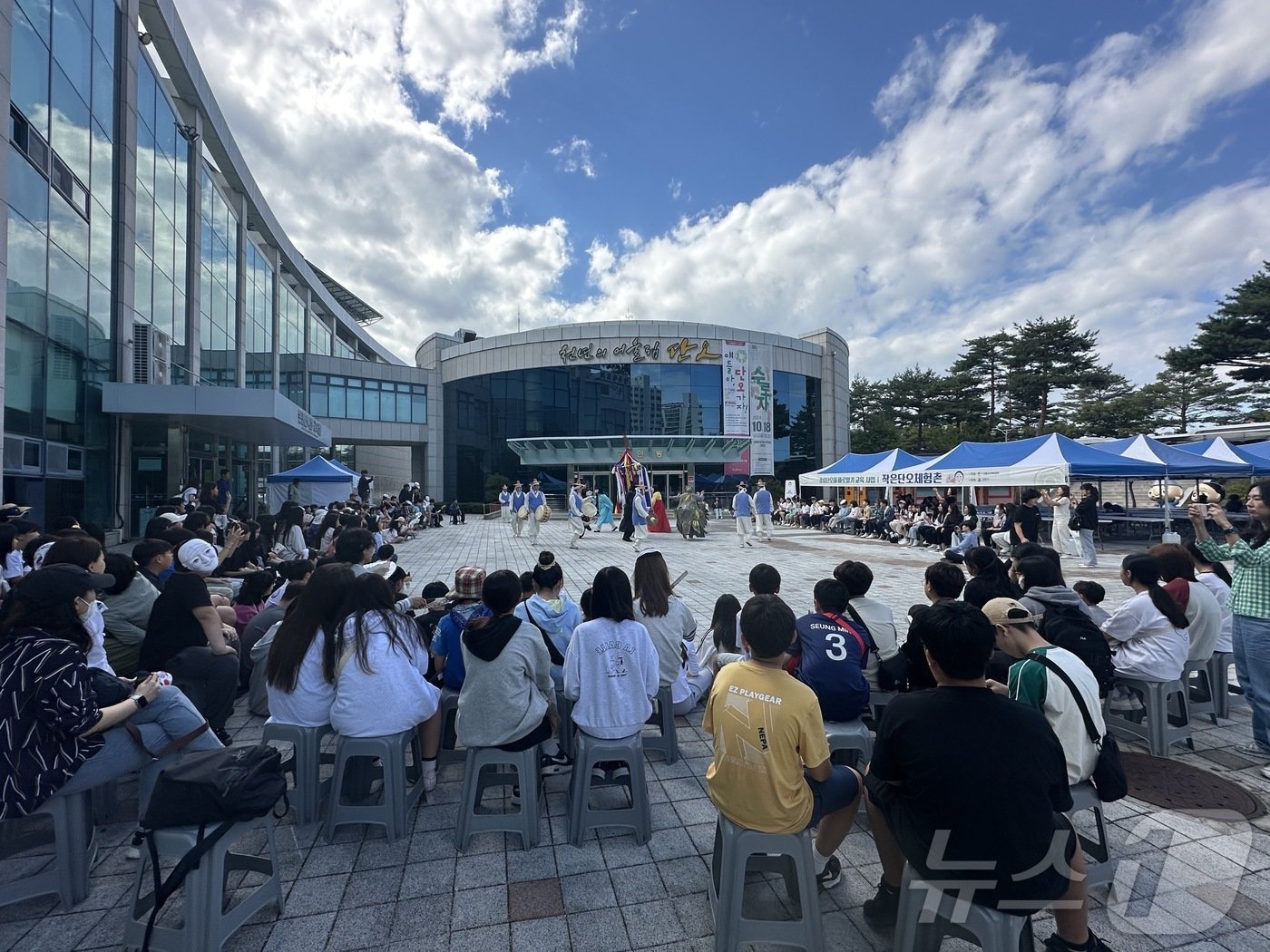 본문 이미지 - 강릉단오제 바로알기 교육에 참가한 강릉지역 학생들.(강릉단오제위원회 제공) 2024.9.25/뉴스1