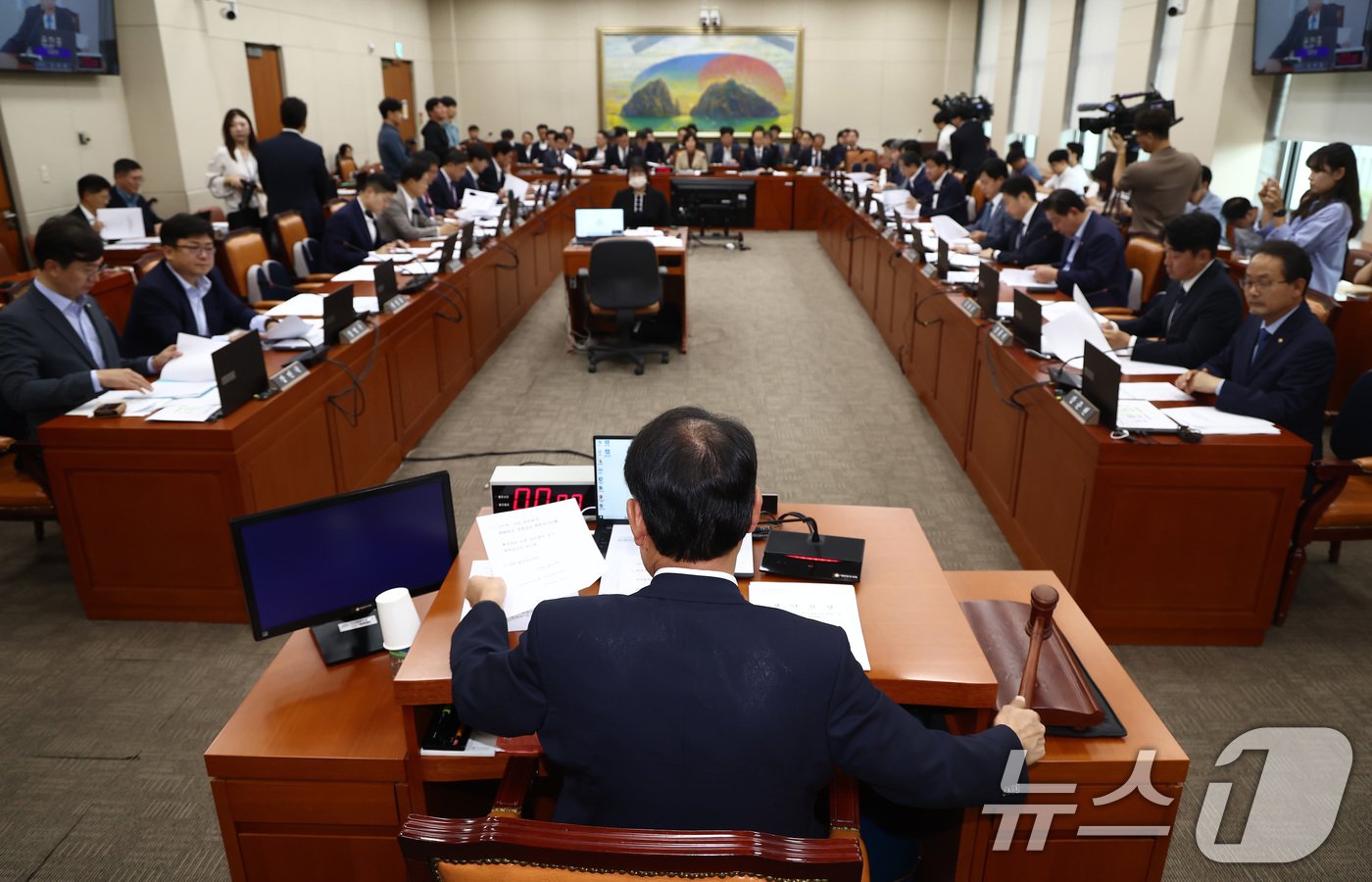 윤한홍 정무위원장이 25일 오후 서울 여의도 국회에서 열린 정무위원회 전체회의에서 안건을 상정하며 의사봉을 두드리고 있다. 2024.9.25/뉴스1 ⓒ News1 김민지 기자