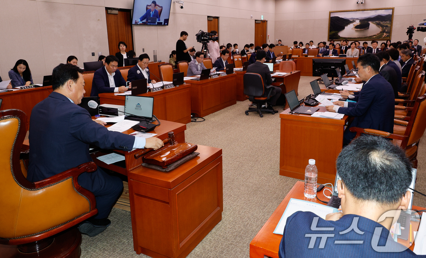 (서울=뉴스1) 안은나 기자 = 어기구 국회 농림축산식품해양수산위원회 위원장이 25일 오후 서울 여의도 국회에서 열린 제418회국회(정기회) 제2차 전체회의에서 의사봉을 두드리고 …