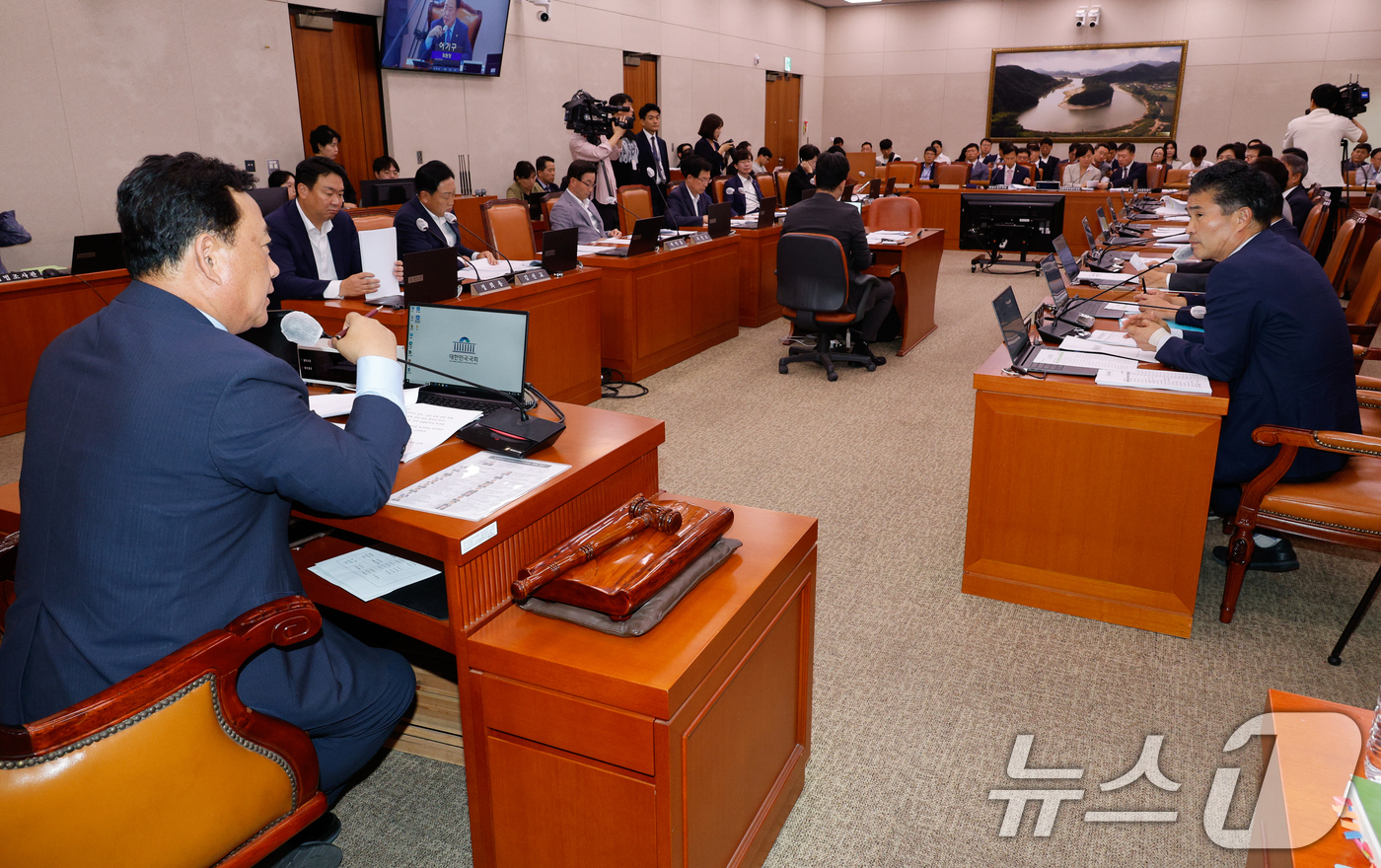 (서울=뉴스1) 안은나 기자 = 어기구 국회 농림축산식품해양수산위원회 위원장이 25일 오후 서울 여의도 국회에서 열린 제418회국회(정기회) 제2차 전체회의에서 발언하고 있다. 2 …