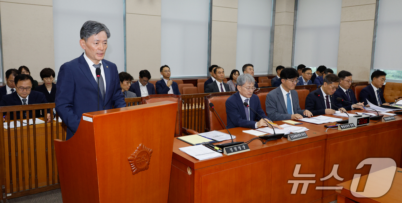 (서울=뉴스1) 안은나 기자 = 조지호 경찰청장이 25일 오후 서울 여의도 국회에서 열린 행정안전위원회 제418회국회(정기회) 제3차 전체회의에서 인사말을 하고 있다.행안위는 이날 …