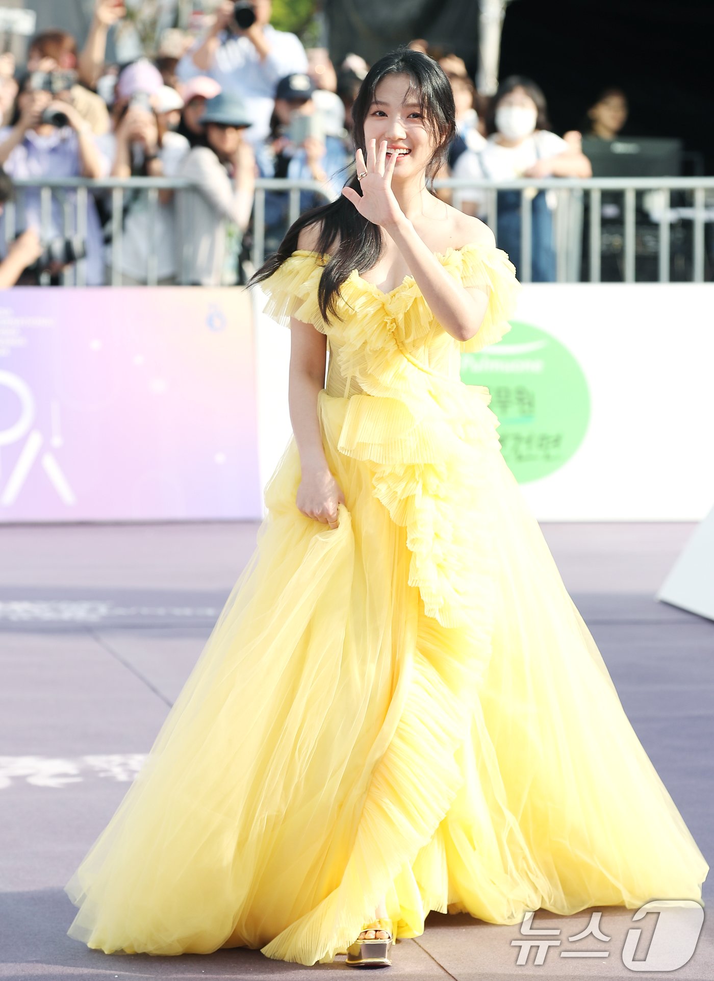 본문 이미지 - 배우 김혜윤이 25일 오후 서울 영등포구 KBS홀 광장에서 열린 ‘서울드라마어워즈 2024’에 참석해 사랑스러운 인사를 하고 있다. ⓒ News1 권현진 기자