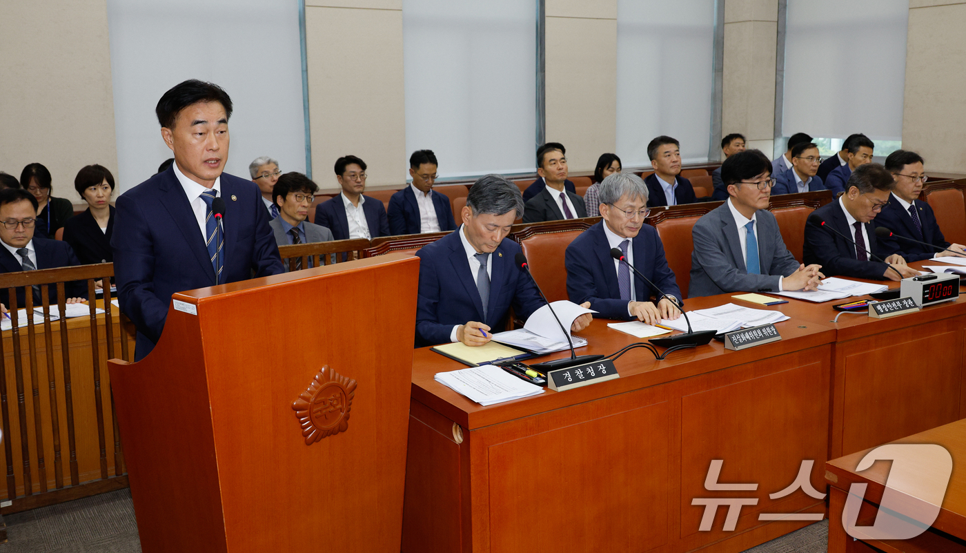 (서울=뉴스1) 안은나 기자 = 허석곤 소방청장이 25일 오후 서울 여의도 국회에서 열린 행정안전위원회 제418회국회(정기회) 제3차 전체회의에서 인사말을 하고 있다. 2024.9 …