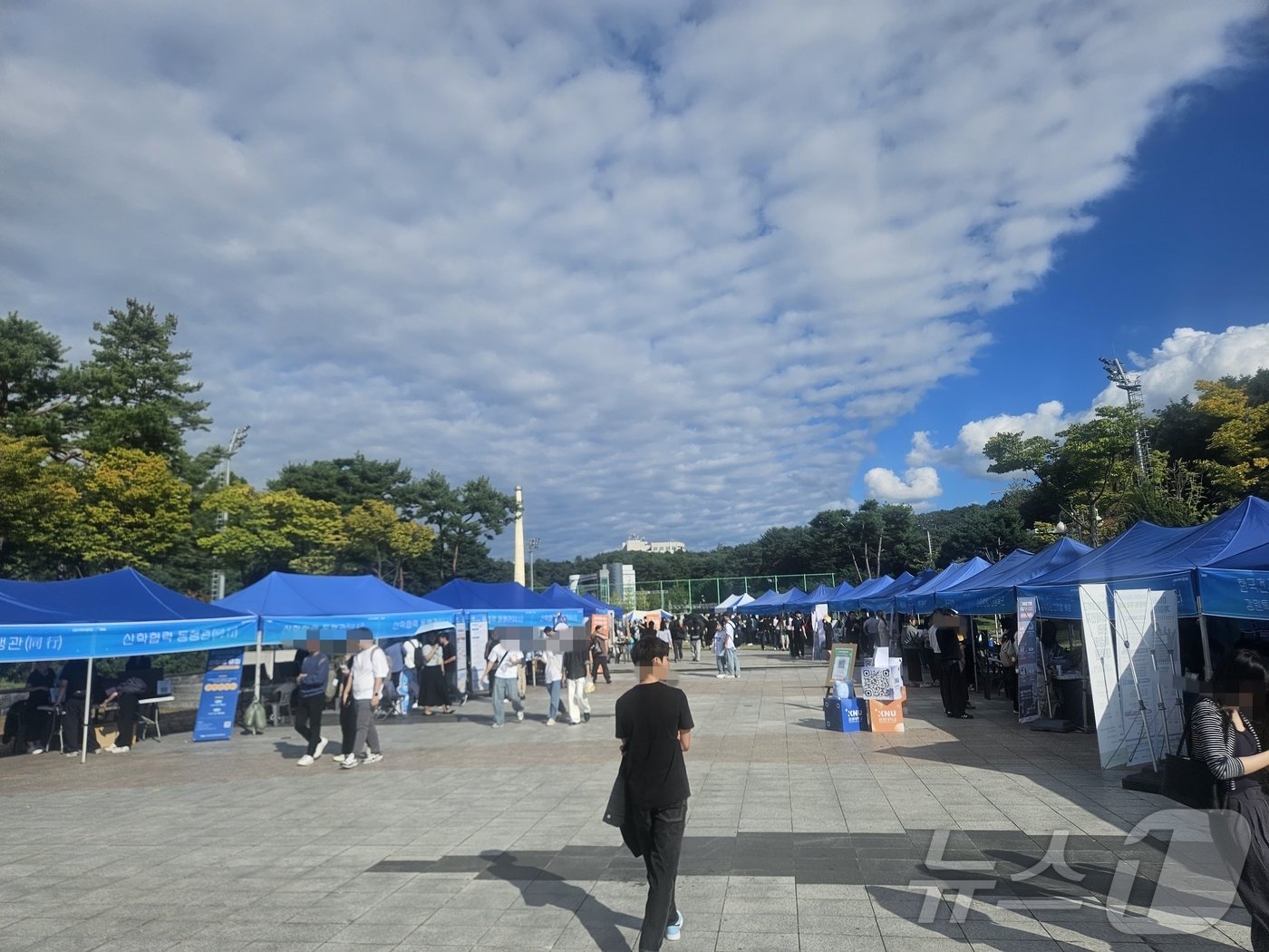 본문 이미지 - 축제 3일째인 25일 강원대학교 춘천캠퍼스에서 대학생들이 체험 부스를 돌며 축제를 즐기고 있다.2024.925 한귀섭 기자