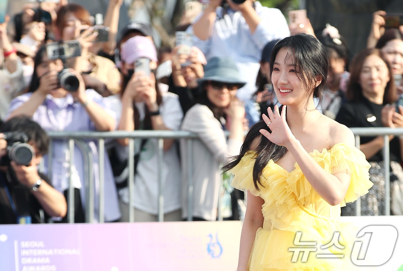 본문 이미지 - 배우 김혜윤이 25일 오후 서울 영등포구 KBS홀 광장에서 열린 ‘서울드라마어워즈 2024’에 참석해 퍼플카펫을 밟고 있다. ⓒ News1 권현진 기자