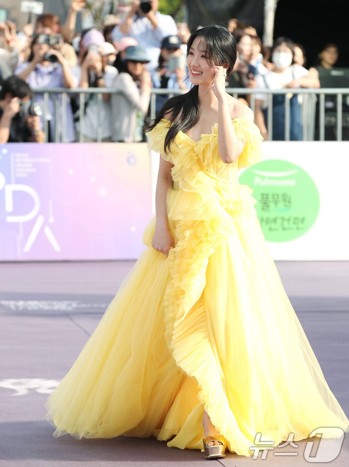 본문 이미지 - 배우 김혜윤이 25일 오후 서울 영등포구 KBS홀 광장에서 열린 ‘서울드라마어워즈 2024’에 참석해 퍼플카펫을 밟고 있다.  ⓒ News1 권현진 기자