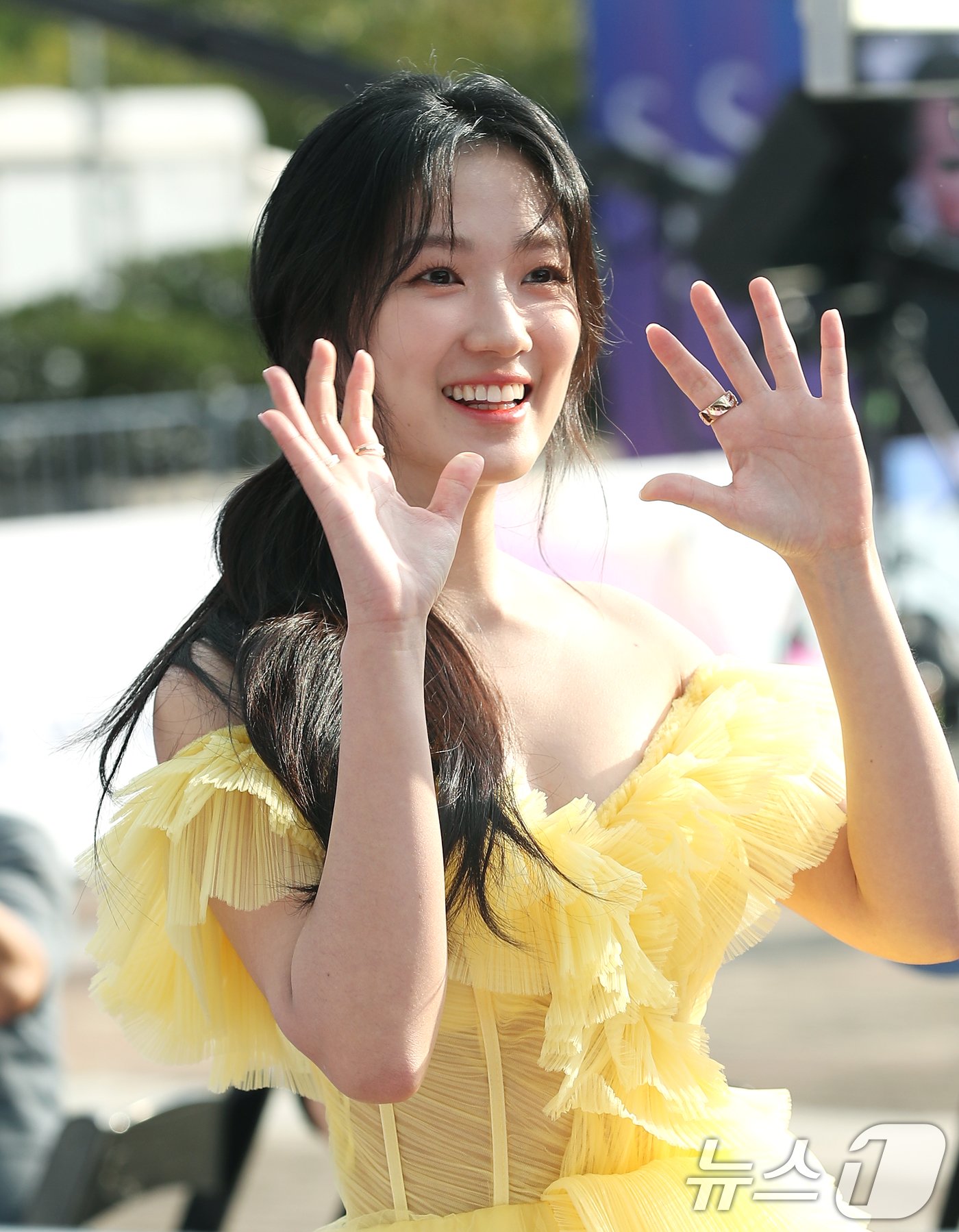 본문 이미지 - 배우 김혜윤이 25일 오후 서울 영등포구 KBS홀 광장에서 열린 ‘서울드라마어워즈 2024’에 참석해 손을 흔들고 있다.  ⓒ News1 권현진 기자