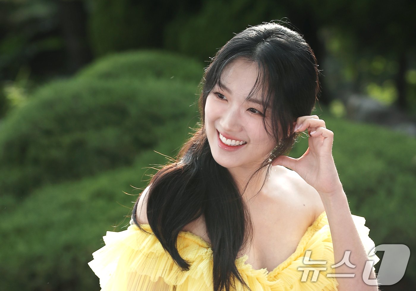 본문 이미지 - 배우 김혜윤이 25일 오후 서울 영등포구 KBS홀 광장에서 열린 ‘서울드라마어워즈 2024’에 참석해 볼 하트로 인사를 전하고 있다. ⓒ News1 권현진 기자