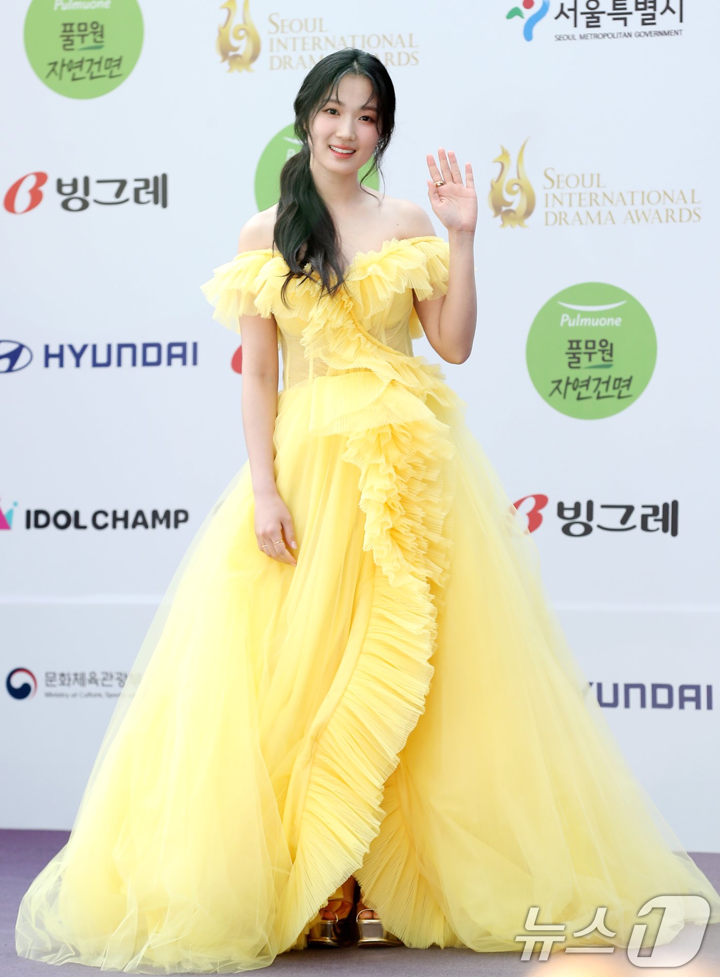 본문 이미지 - 배우 김혜윤이 25일 오후 서울 영등포구 KBS홀 광장에서 열린 ‘서울드라마어워즈 2024’ 퍼플카펫 행사에 참석해 인사를 하고 있다.ⓒ News1 권현진 기자