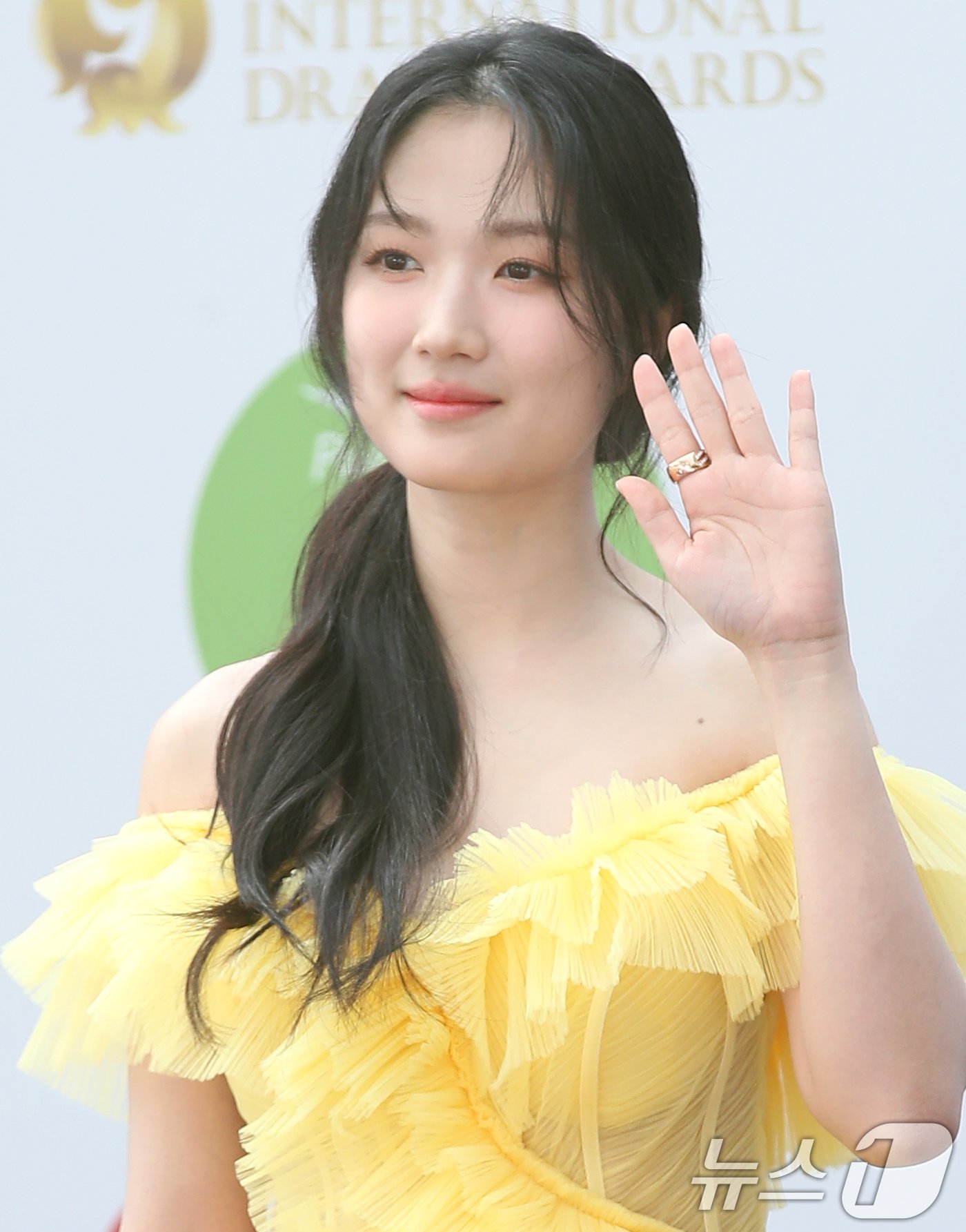 본문 이미지 - 배우 김혜윤이 25일 오후 서울 영등포구 KBS홀 광장에서 열린 ‘서울드라마어워즈 2024’ 퍼플카펫 행사에 참석해 포즈를 취하고 있다. ⓒ News1 권현진 기자