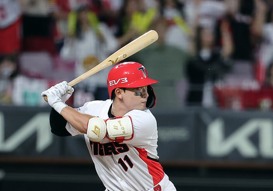 KIA 윤도현, 파울 타구에 발등 맞고 교체…"병원 검진"