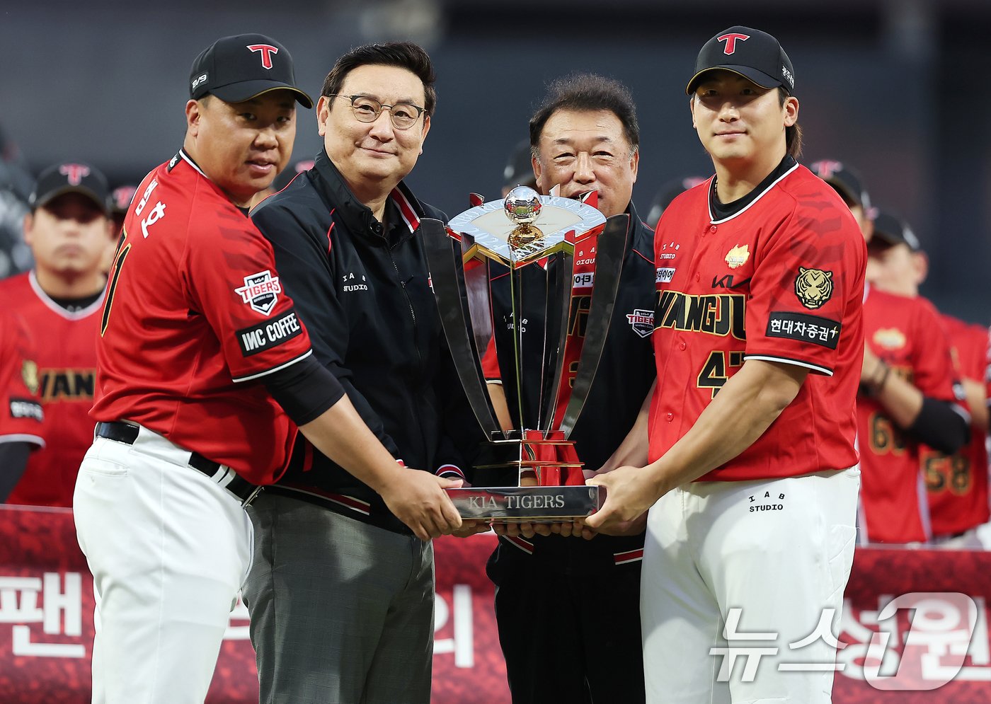 25일 오후 광주 기아챔피언스필드에서 &#39;2024 신한 SOL 뱅크 KBO리그&#39; 롯데 자이언츠와 KIA 타이거즈의 경기를 앞두고 진행된 정규시즌 우승 트로피 수여 기념행사에 참석한 최준영 KIA 타이거즈 대표이사, 심재학 단장, 이범호 감독, 주장 나성범이 우승 트로피를 들고 기념촬영 하고 있다. 2024.9.25/뉴스1 ⓒ News1 김진환 기자