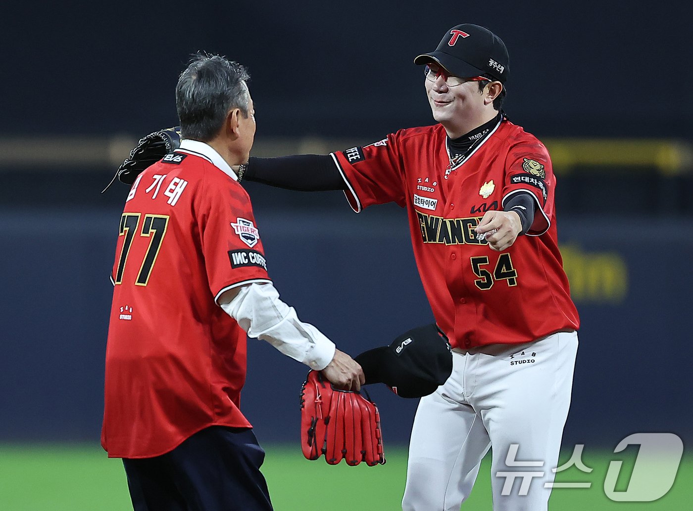 본문 이미지 - 25일 오후 광주 기아챔피언스필드에서 열린 '2024 신한 SOL 뱅크 KBO리그' 롯데 자이언츠와 KIA 타이거즈의 경기를 앞두고 KIA 선발 양현종이 시구 행사에 초청된 2017년 KIA 통합 우승을 이끈 김기태 전 감독과 포옹을 하고 있다. 2024.9.25/뉴스1 ⓒ News1 김진환 기자