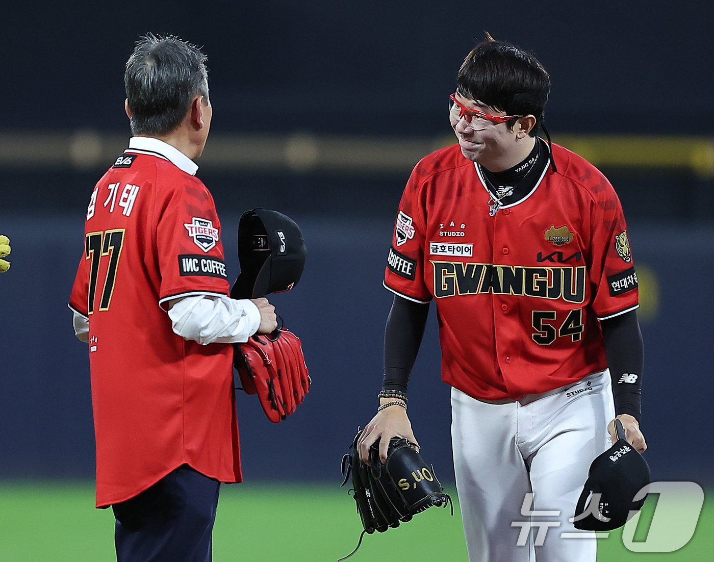 본문 이미지 - 25일 오후 광주 기아챔피언스필드에서 열린 '2024 신한 SOL 뱅크 KBO리그' 롯데 자이언츠와 KIA 타이거즈의 경기를 앞두고 KIA 선발 양현종이 시구 행사에 초청된 2017년 KIA 통합 우승을 이끈 김기태 전 감독과 인사를 나누고 있다. 2024.9.25/뉴스1 ⓒ News1 김진환 기자