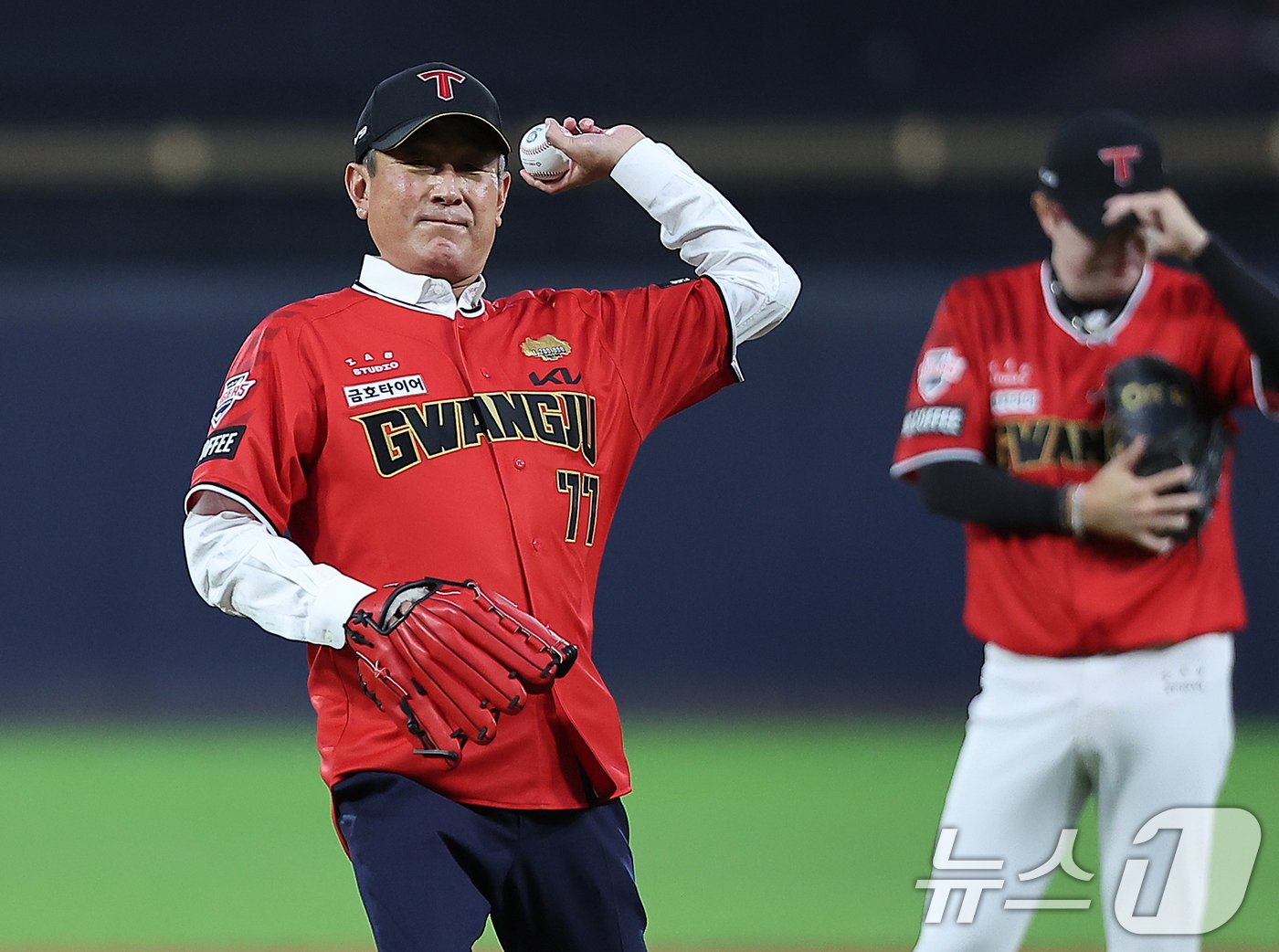 본문 이미지 - 25일 오후 광주 기아챔피언스필드에서 열린 '2024 신한 SOL 뱅크 KBO리그' 롯데 자이언츠와 KIA 타이거즈의 경기를 앞두고 2017년 KIA 통합 우승을 이끈 김기태 전 감독이 힘차게 시구하고 있다. 2024.9.25/뉴스1 ⓒ News1 김진환 기자