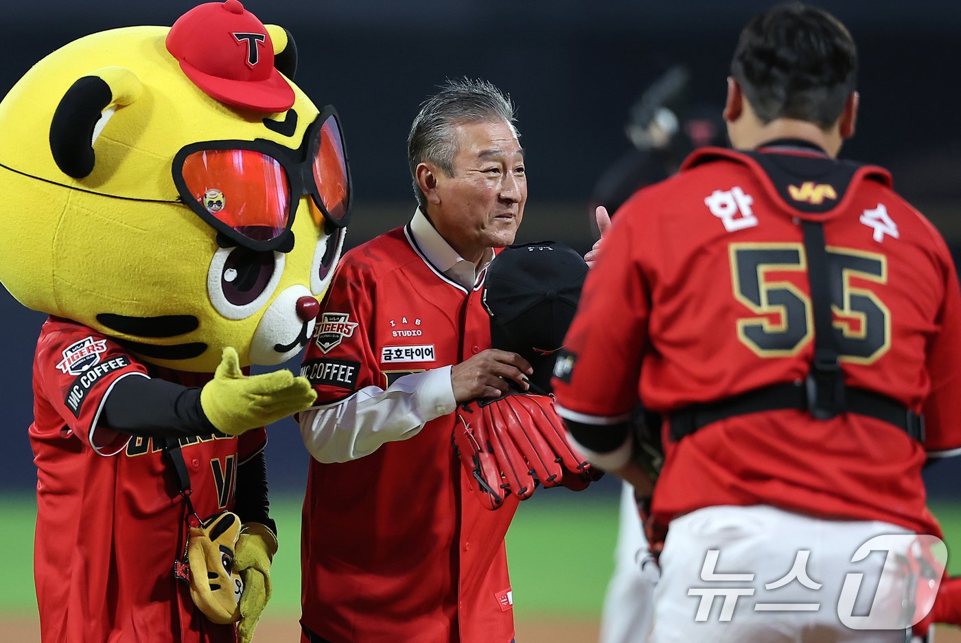 본문 이미지 - 25일 오후 광주 기아챔피언스필드에서 열린 '2024 신한 SOL 뱅크 KBO리그' 롯데 자이언츠와 KIA 타이거즈의 경기를 앞두고 2017년 KIA 통합 우승을 이끈 김기태 전 감독이 시구 행사를 마친 뒤 롯데 김태형 감독을 보며 미소를 짓고 있다. 2024.9.25/뉴스1 ⓒ News1 김진환 기자