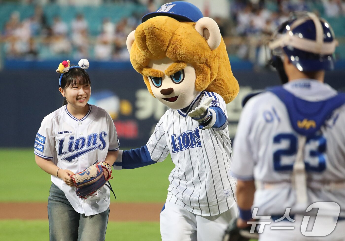 본문 이미지 - 25일 오후 대구 삼성라이온즈파크에서 열린 프로야구 &#39;2024 신한 SOL 뱅크 KBO리그&#39; 키움 히어로즈와 삼성 라이온즈의 경기, 삼성 창단 첫 홈 100만 관중 돌파 기념 감사 이벤트로 2024 파리올림픽 여자 10m 공기소총 금메달리스트 반효진이 시구한 뒤 삼성 이병헌 포수와 인사 나누고 있다. 2024.9.25/뉴스1 ⓒ News1 공정식 기자