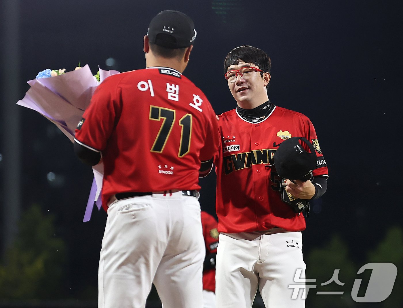 본문 이미지 - 25일 오후 광주 기아챔피언스필드에서 열린 '2024 신한 SOL 뱅크 KBO리그' 롯데 자이언츠와 KIA 타이거즈의 경기, KBO 역대 두 번째 2500이닝 대기록을 세운 양현종이 이범호 감독에게 축하 받고 있다. 지금까지 KBO리그에서 2500이닝을 달성한 선수는 송진우가 유일하다. 2004년 2500이닝을 돌파한 송진우는 2009년 은퇴할 때까지 3003이닝을 기록했다. 2024.9.25/뉴스1 ⓒ News1 김진환 기자