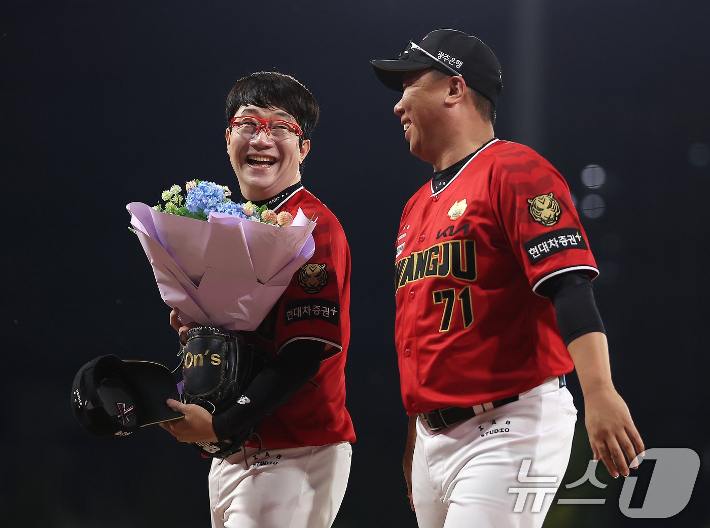 본문 이미지 - 25일 오후 광주 기아챔피언스필드에서 열린 '2024 신한 SOL 뱅크 KBO리그' 롯데 자이언츠와 KIA 타이거즈의 경기, KBO 역대 두 번째 2500이닝 대기록을 세운 양현종이 이범호 감독에게 축하 받고 있다. 지금까지 KBO리그에서 2500이닝을 달성한 선수는 송진우가 유일하다. 2004년 2500이닝을 돌파한 송진우는 2009년 은퇴할 때까지 3003이닝을 기록했다. 2024.9.25/뉴스1 ⓒ News1 김진환 기자