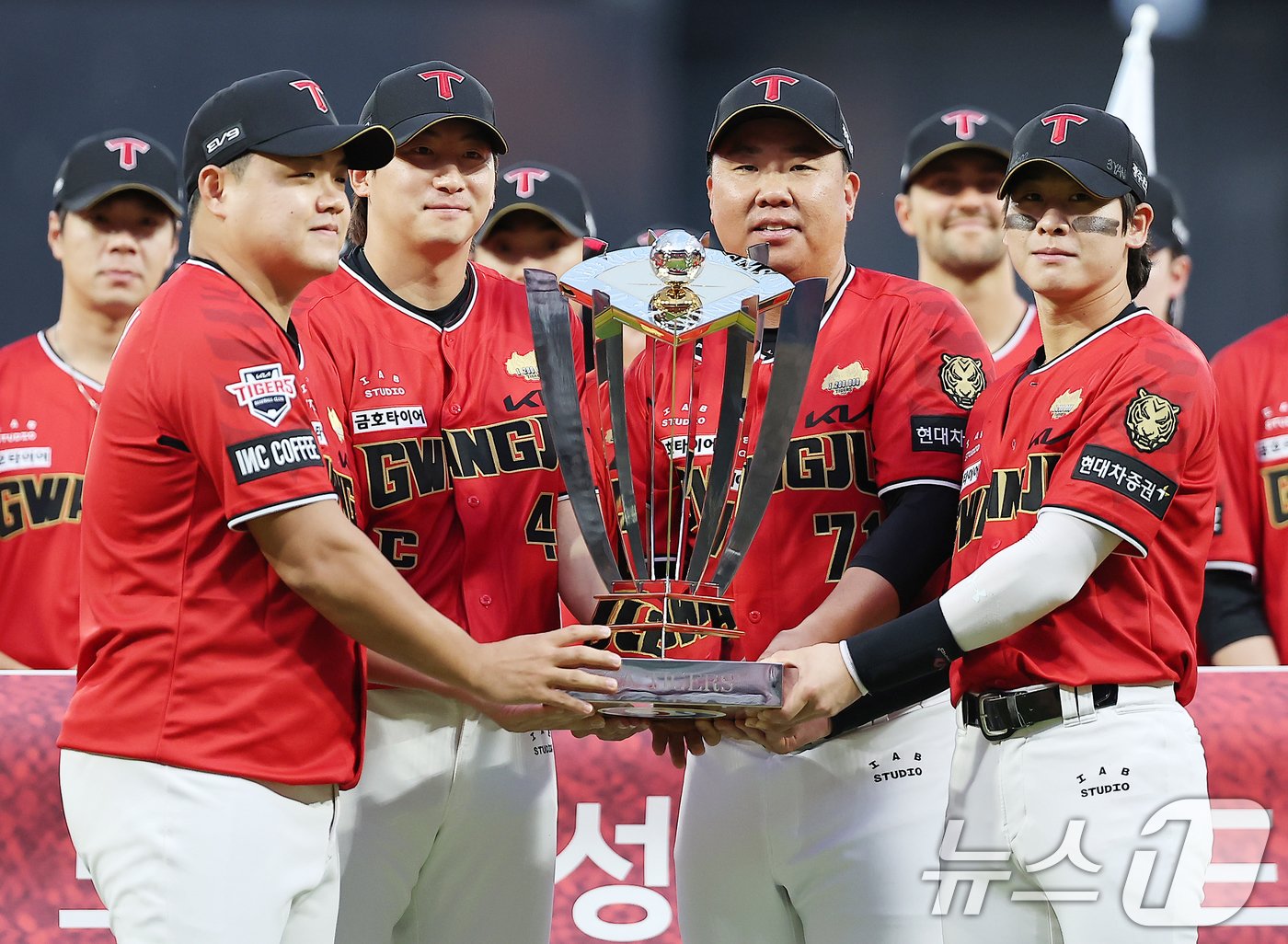 본문 이미지 - 25일 오후 광주 기아챔피언스필드에서 '2024 신한 SOL 뱅크 KBO리그' 롯데 자이언츠와 KIA 타이거즈의 경기를 앞두고 진행된 정규시즌 우승 트로피 수여 기념행사에 참석한 이범호 감독, 주장 나성범, 투수조장 장현식, 야수조장 박찬호가 우승 트로피를 들고 기념촬영 하고 있다. 2024.9.25/뉴스1 ⓒ News1 김진환 기자