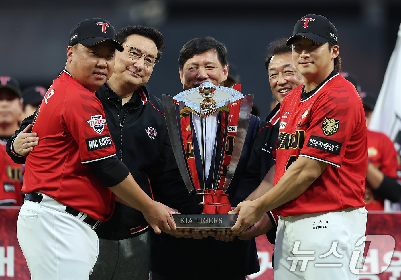 본문 이미지 - 25일 오후 광주 기아챔피언스필드에서 '2024 신한 SOL 뱅크 KBO리그' 롯데 자이언츠와 KIA 타이거즈의 경기를 앞두고 진행된 정규시즌 우승 트로피 수여 기념행사에 참석한 허구연 KBO 총재, 최준영 KIA 타이거즈 대표이사, 심재학 단장, 이범호 감독, 주장 나성범이 우승 트로피를 들고 기념촬영 하고 있다. 2024.9.25/뉴스1 ⓒ News1 김진환 기자