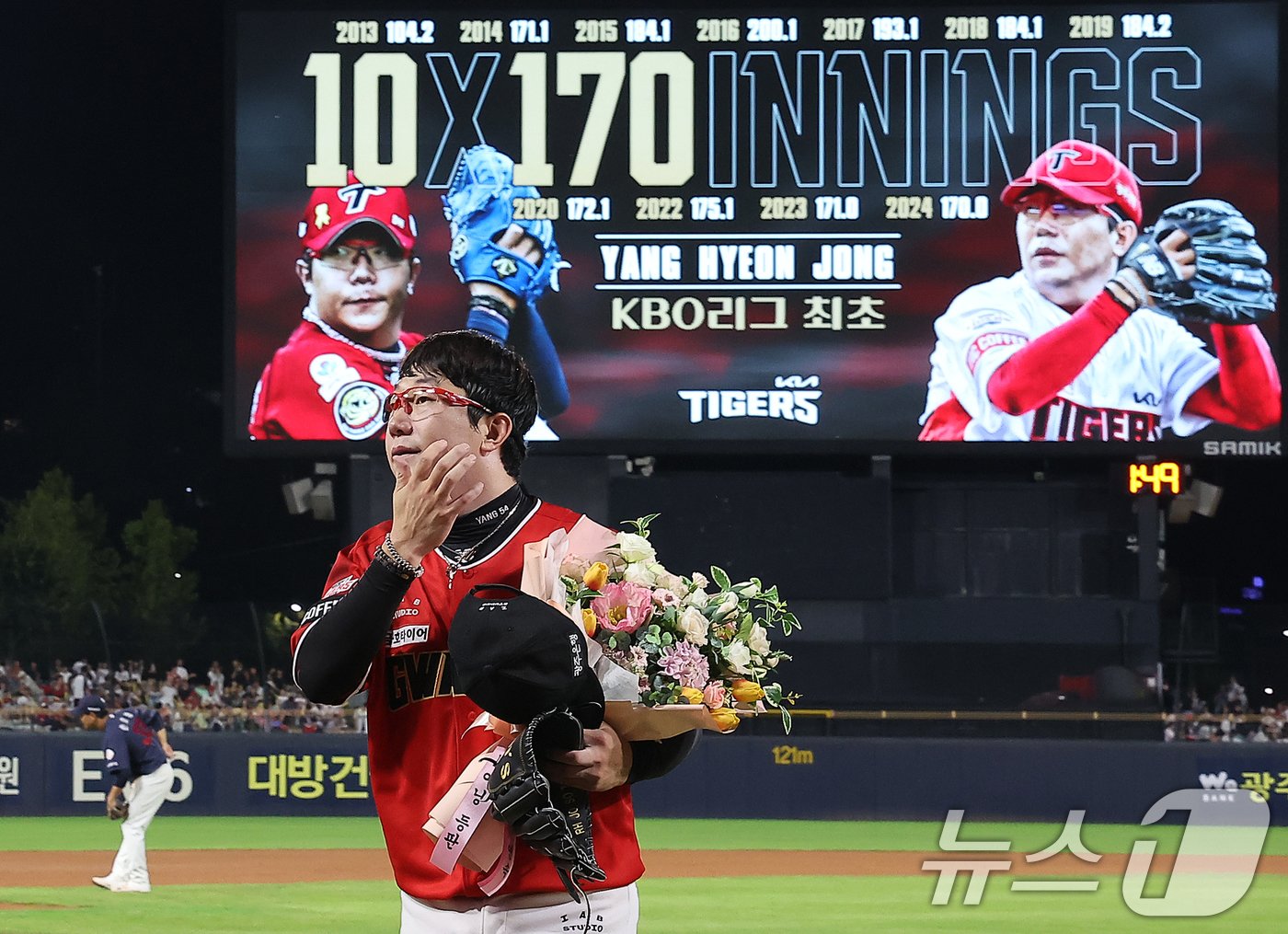 본문 이미지 - 25일 오후 광주 기아챔피언스필드에서 열린 '2024 신한 SOL 뱅크 KBO리그' 롯데 자이언츠와 KIA 타이거즈의 경기, KBO리그 최초 10년 연속 170이닝을 소화한 KIA 양현종이 4회초 이닝을 마친 뒤 이범호 감독의 축하를 받은 뒤 더그아웃으로 향하고 있다. 2024.9.25/뉴스1 ⓒ News1 김진환 기자