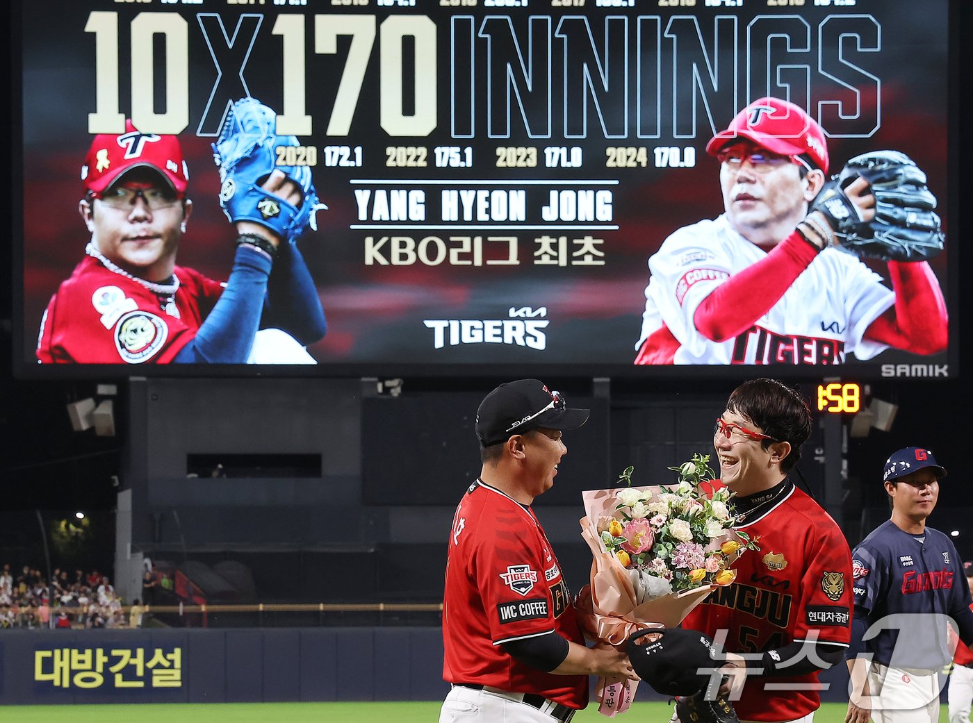 본문 이미지 - 25일 오후 광주 기아챔피언스필드에서 열린 '2024 신한 SOL 뱅크 KBO리그' 롯데 자이언츠와 KIA 타이거즈의 경기, KBO리그 최초 10년 연속 170이닝을 소화한 KIA 양현종이 4회초 이닝을 마친 뒤 이범호 감독의 축하를 받고 있다. 2024.9.25/뉴스1 ⓒ News1 김진환 기자