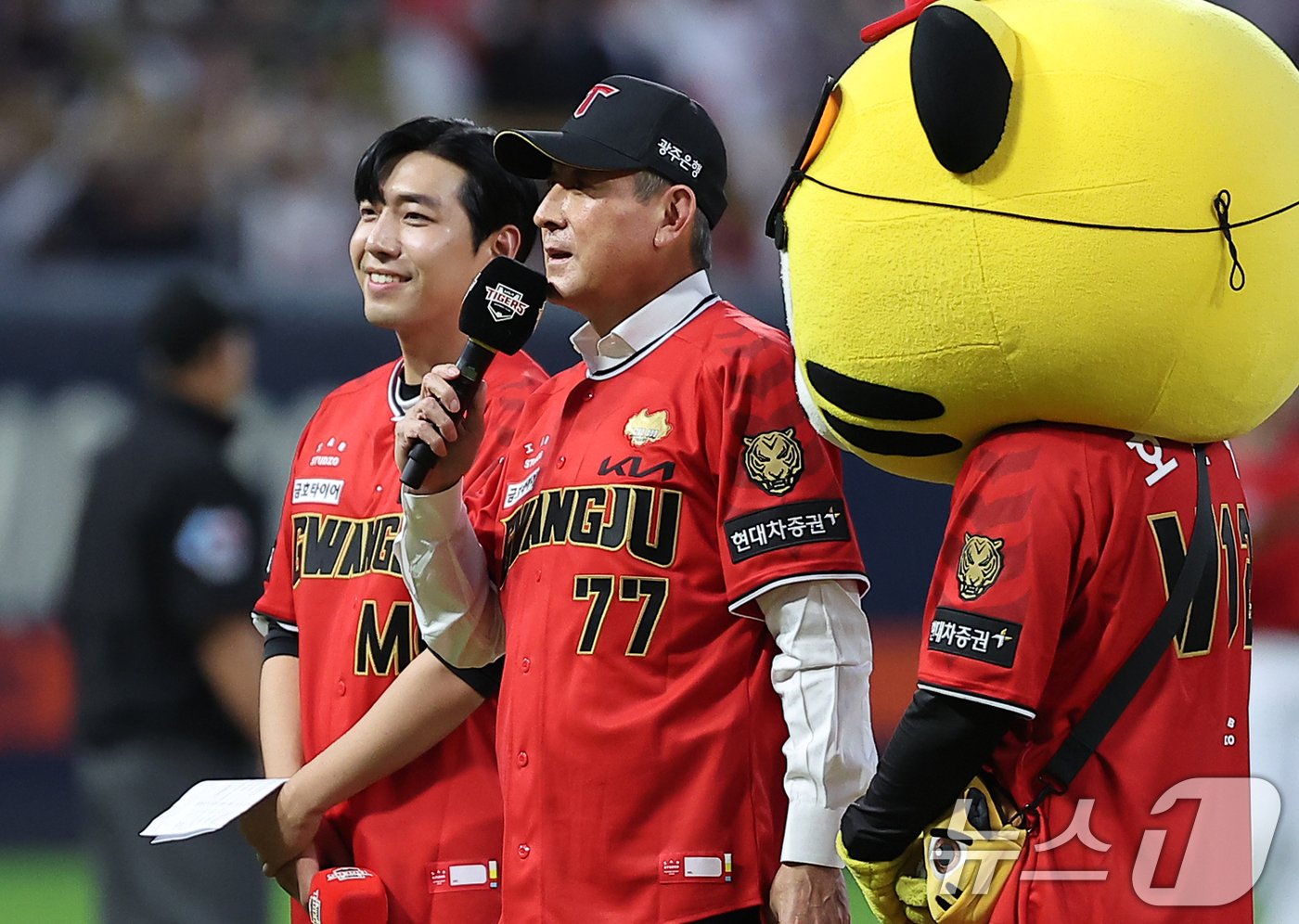 본문 이미지 - 25일 오후 광주 기아챔피언스필드에서 열린 '2024 신한 SOL 뱅크 KBO리그' 롯데 자이언츠와 KIA 타이거즈의 경기를 앞두고 2017년 KIA 통합 우승을 이끈 김기태 전 감독이 시구 행사를 앞두고 인사말을 하고 있다. 2024.9.25/뉴스1 ⓒ News1 김진환 기자