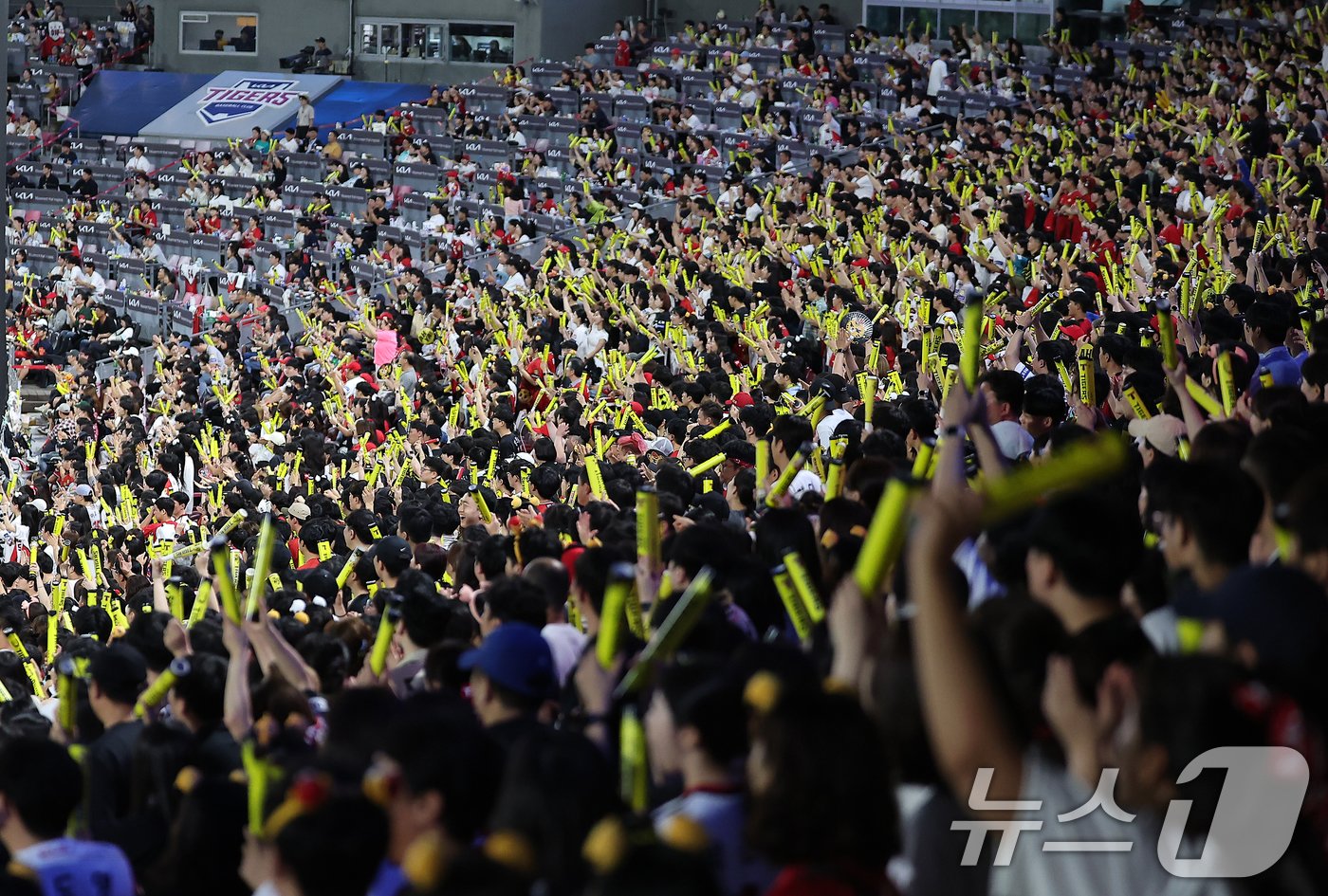 본문 이미지 - 25일 오후 광주 기아챔피언스필드에서 열린 '2024 신한 SOL 뱅크 KBO리그' 롯데 자이언츠와 KIA 타이거즈의 경기를 찾은 야구팬들이 열정적인 응원을 펼치고 있다. 2024.9.25/뉴스1 ⓒ News1 김진환 기자
