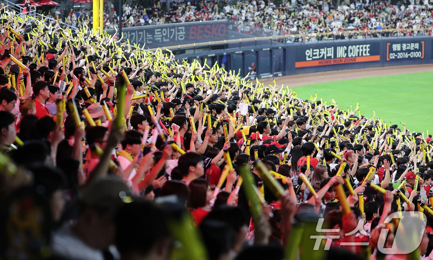 25일 오후 광주 기아챔피언스필드에서 열린 &#39;2024 신한 SOL 뱅크 KBO리그&#39; 롯데 자이언츠와 KIA 타이거즈의 경기를 찾은 야구팬들이 열정적인 응원을 펼치고 있다. 2024.9.25/뉴스1 ⓒ News1 김진환 기자