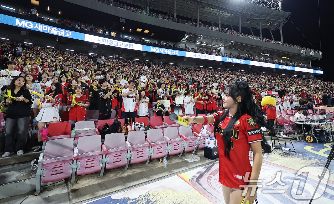 본문 이미지 - 25일 오후 광주 기아챔피언스필드에서 열린 '2024 신한 SOL 뱅크 KBO리그' 롯데 자이언츠와 KIA 타이거즈의 경기를 찾은 야구팬들이 열정적인 응원을 펼치고 있다. 2024.9.25/뉴스1 ⓒ News1 김진환 기자