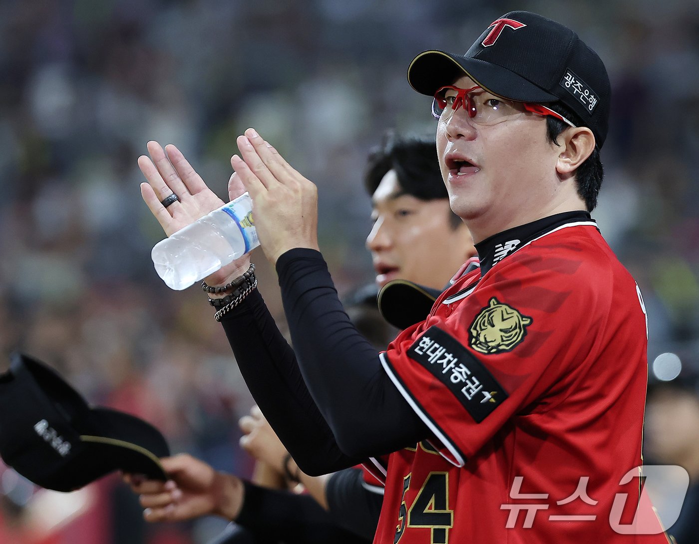 본문 이미지 - 25일 오후 광주 기아챔피언스필드에서 열린 '2024 신한 SOL 뱅크 KBO리그' 롯데 자이언츠와 KIA 타이거즈의 경기, 선발 등판했던 KIA 양현종이 9회말 더그아웃에서 야수들을 응원하고 있다. 2024.9.25/뉴스1 ⓒ News1 김진환 기자