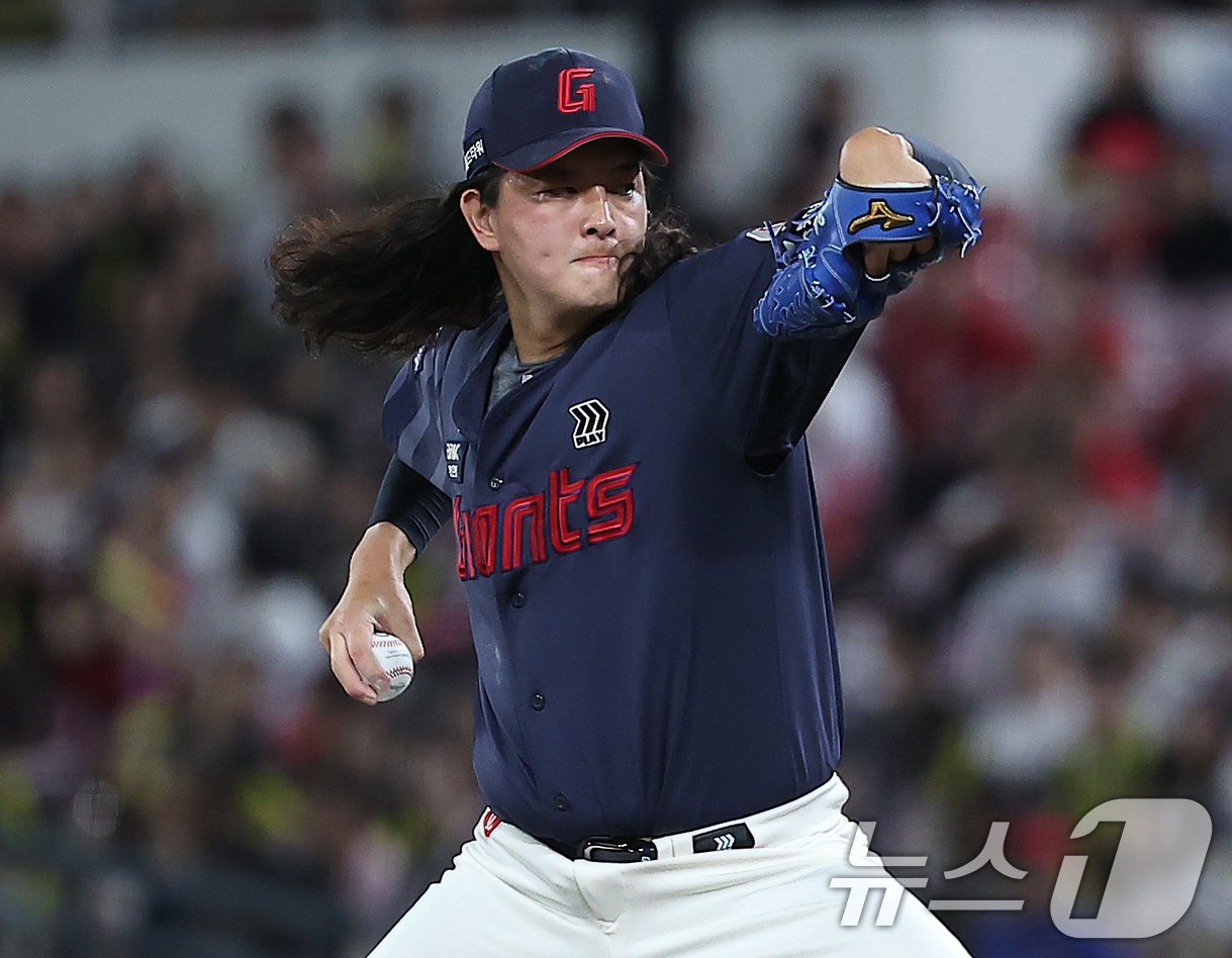 본문 이미지 - 25일 오후 광주 기아챔피언스필드에서 열린 '2024 신한 SOL 뱅크 KBO리그' 롯데 자이언츠와 KIA 타이거즈의 경기, 롯데 마무리 김원중이 9회말 등판해 힘차게 공을 던지고 있다. 2024.9.25/뉴스1 ⓒ News1 김진환 기자