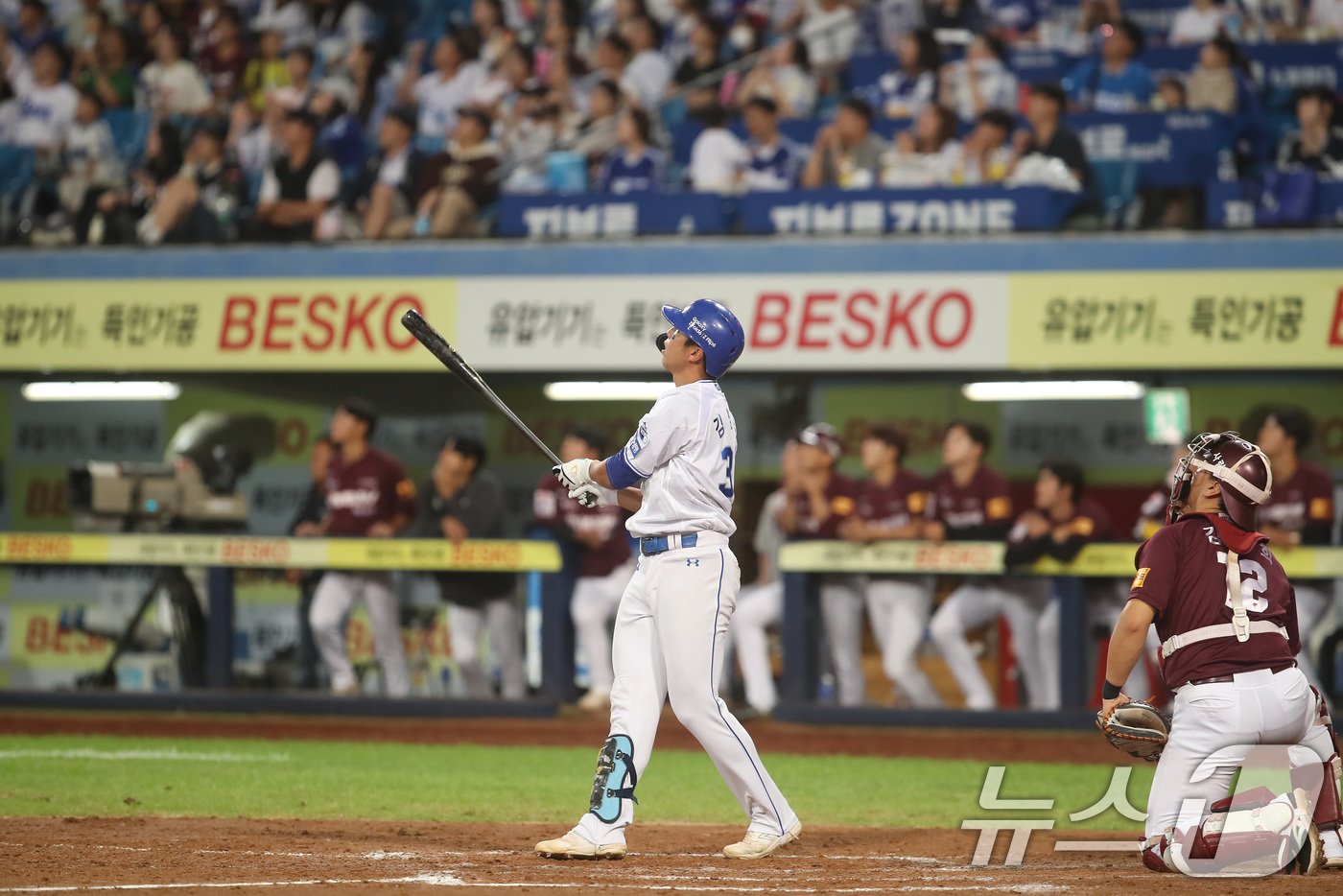 25일 오후 대구 삼성라이온즈파크에서 열린 프로야구 &#39;2024 신한 SOL 뱅크 KBO리그&#39; 키움 히어로즈와 삼성 라이온즈의 경기, 8회말 무사 1루 상황 삼성 7번타자 김영웅이 우월 2점홈런을 치고 있다. 2024.9.25/뉴스1 ⓒ News1 공정식 기자