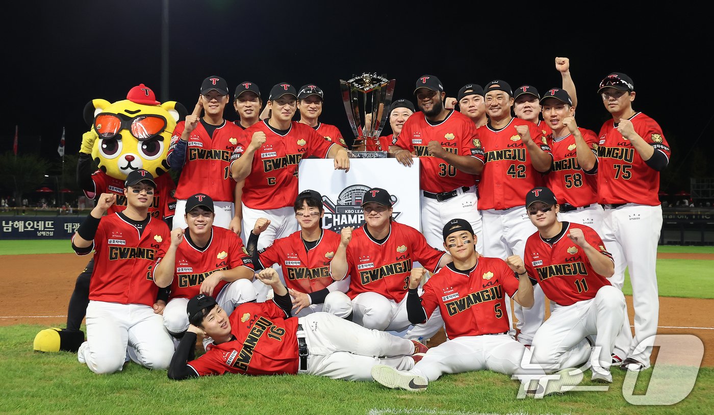 본문 이미지 - 25일 오후 광주 기아챔피언스필드에서 '2024 신한 SOL 뱅크 KBO리그' 롯데 자이언츠와 KIA 타이거즈의 경기 종료 후 진행된 홈 최종전 감사 인사 및 한국시리즈 출정식에서 KIA 야수조 선수들이 정규시즌 우승 트로피 앞에서 기념 촬영을 하고 있다. 2024.9.25/뉴스1 ⓒ News1 김진환 기자