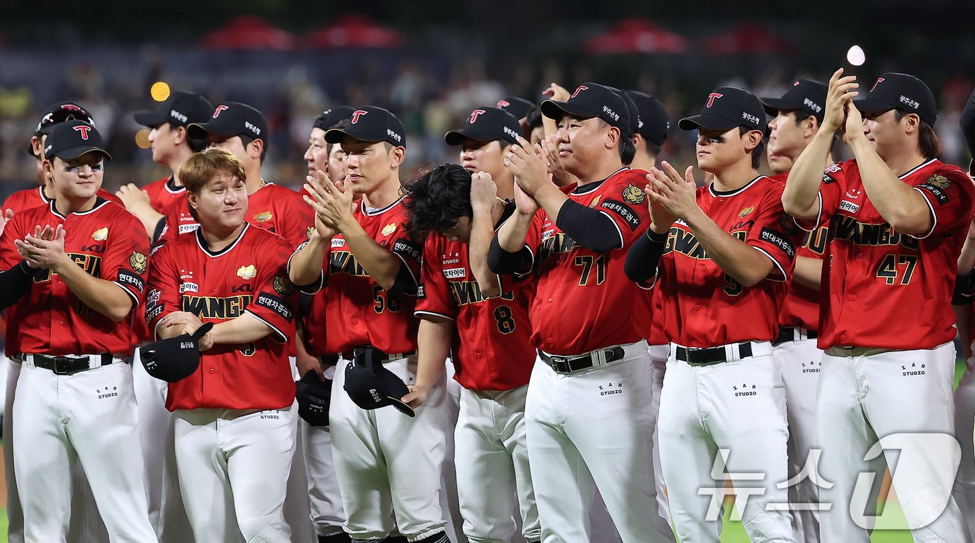 25일 오후 광주 기아챔피언스필드에서 &#39;2024 신한 SOL 뱅크 KBO리그&#39; 롯데 자이언츠와 KIA 타이거즈의 경기 종료 후 진행된 홈 최종전 감사 인사 및 한국시리즈 출정식에서 KIA 선수들이 &#39;외쳐라 최강기아&#39;를 부르며 팬들과 함께 응원하고 있다. 2024.9.25/뉴스1 ⓒ News1 김진환 기자