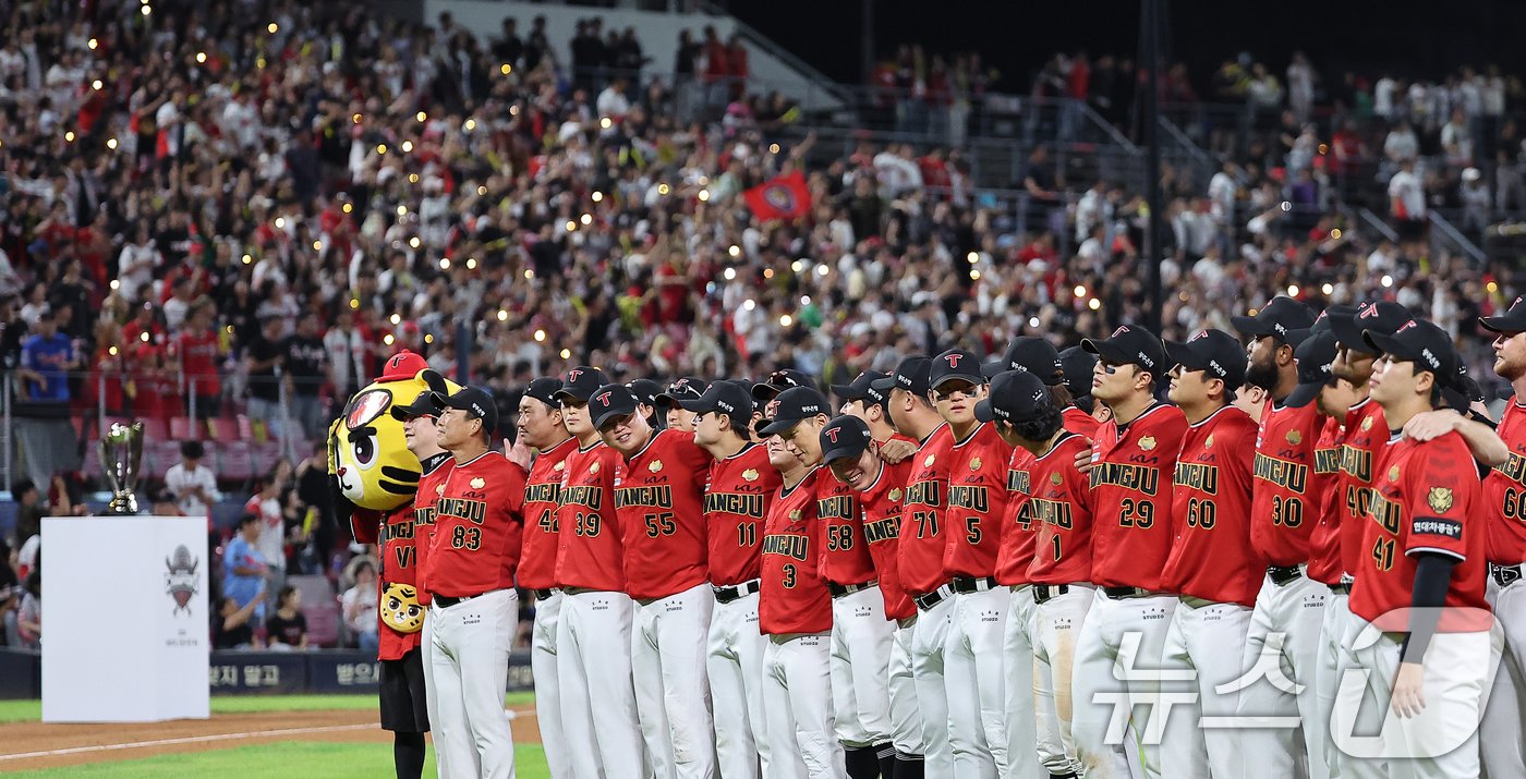 25일 오후 광주 기아챔피언스필드에서 &#39;2024 신한 SOL 뱅크 KBO리그&#39; 롯데 자이언츠와 KIA 타이거즈의 경기 종료 후 진행된 홈 최종전 감사 인사 및 한국시리즈 출정식에서 KIA 선수들이 &#39;외쳐라 최강기아&#39;를 부르며 팬들과 함께 응원하고 있다. 2024.9.25/뉴스1 ⓒ News1 김진환 기자