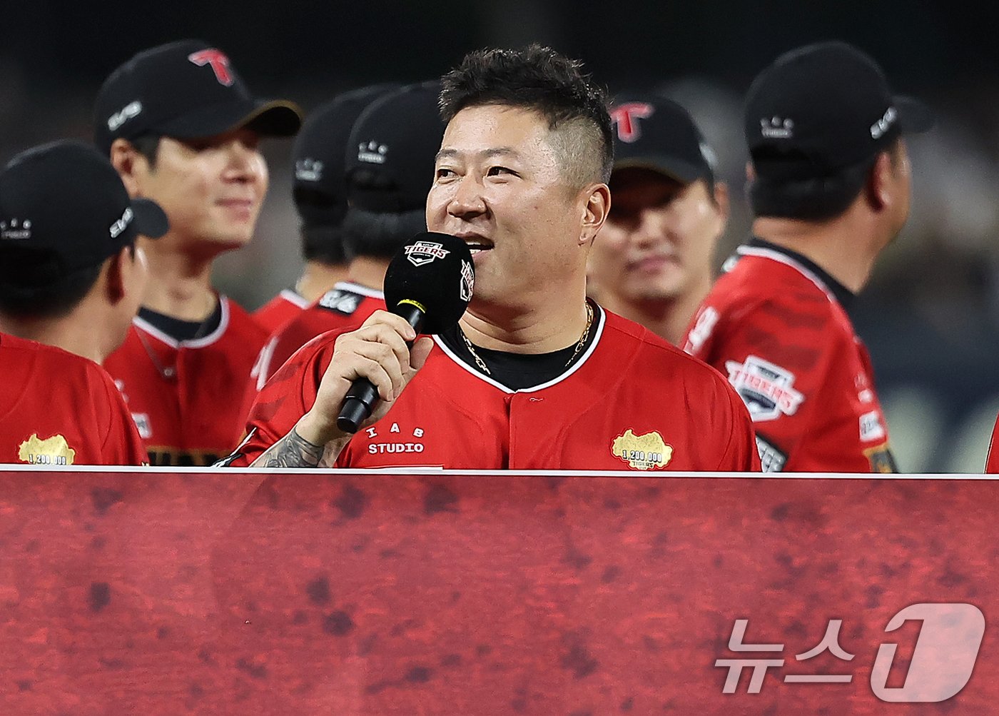 본문 이미지 - KIA 타이거즈 최형우가 25일 오후 광주 기아챔피언스필드에서 '2024 신한 SOL 뱅크 KBO리그' 롯데 자이언츠와의 경기 종료 후 진행된 홈 최종전 감사 인사 및 한국시리즈 출정식에서 팬들에게 감사의 말을 전하고 있다. 2024.9.25/뉴스1 ⓒ News1 김진환 기자